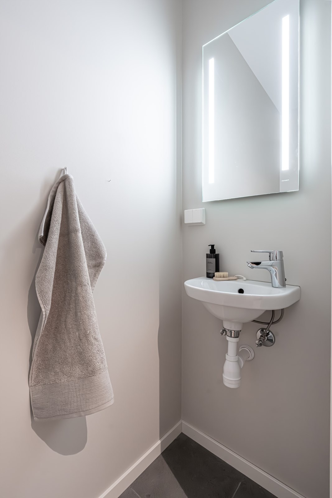 Eget wc-rom, innredet med servant, speil og klosett. Galleribilde