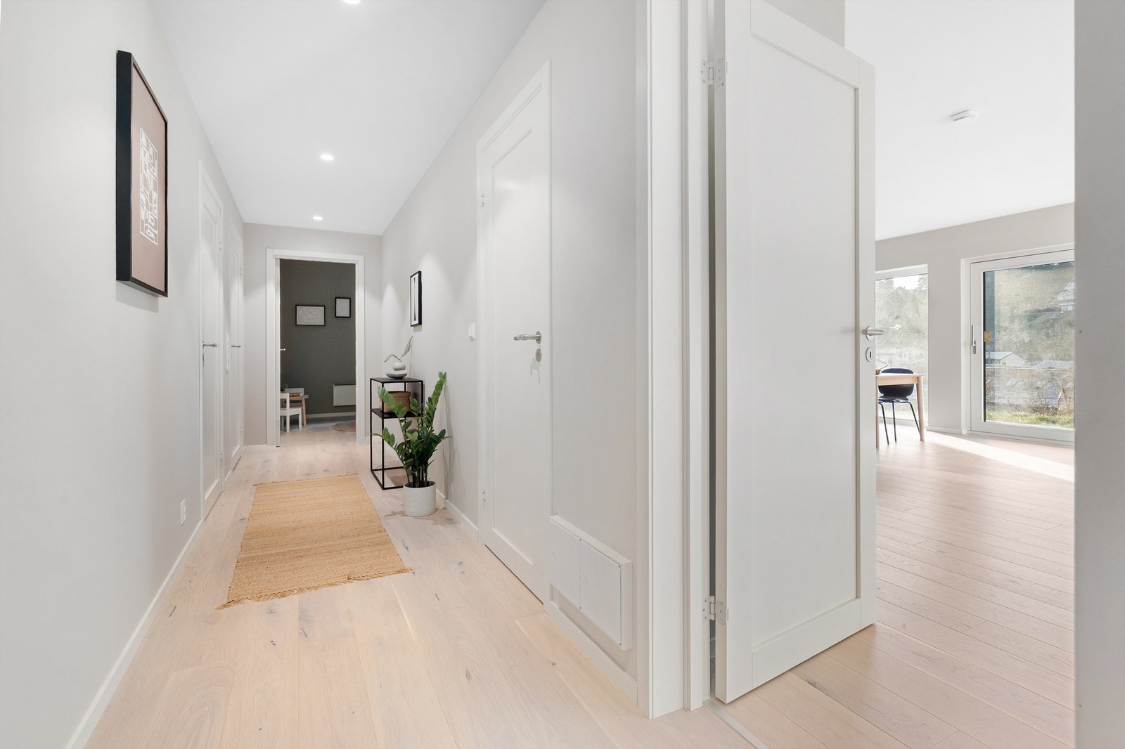 Det er en pen 1-stavs eikeparkett på gulv. Galleribilde