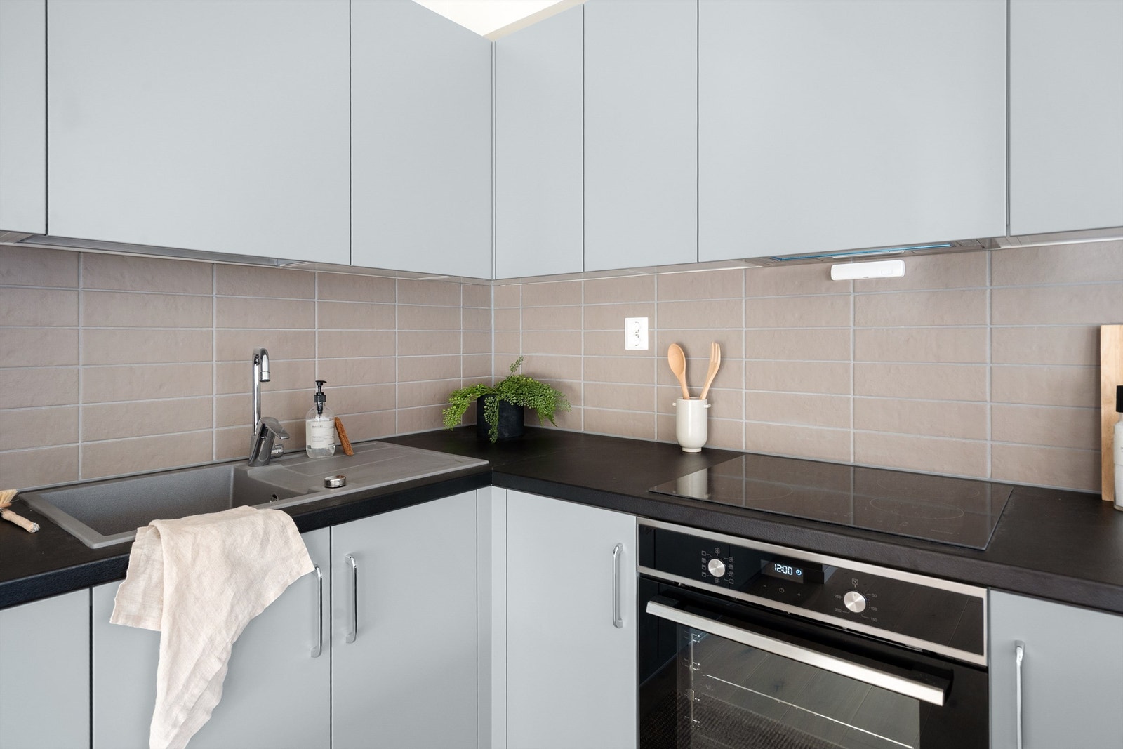 Skapinnredningen er stilren og rommer det man trenger i hverdagen. Galleribilde