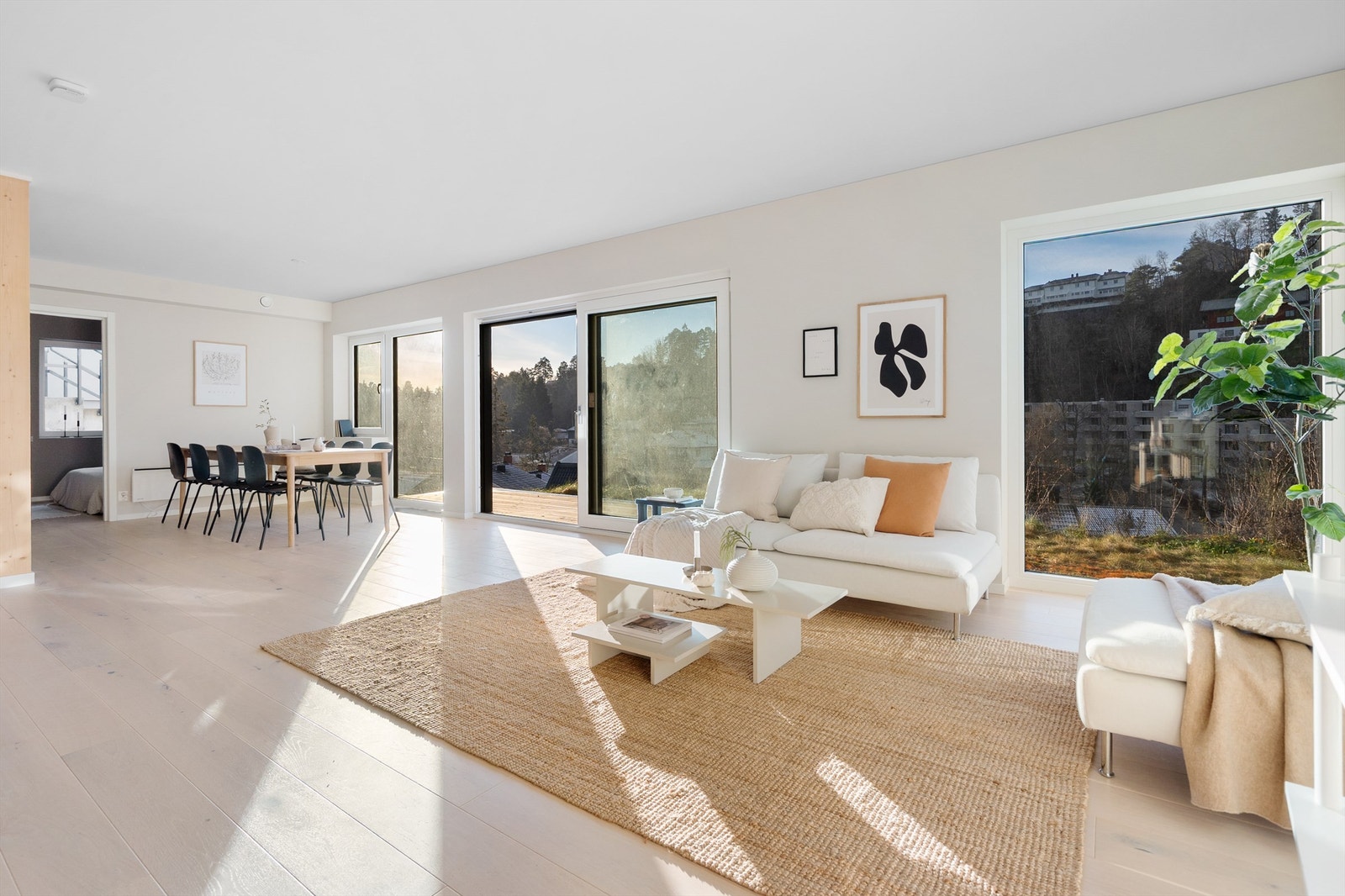 Takhøyden i stuen er målt til ca. 2,44m. Galleribilde