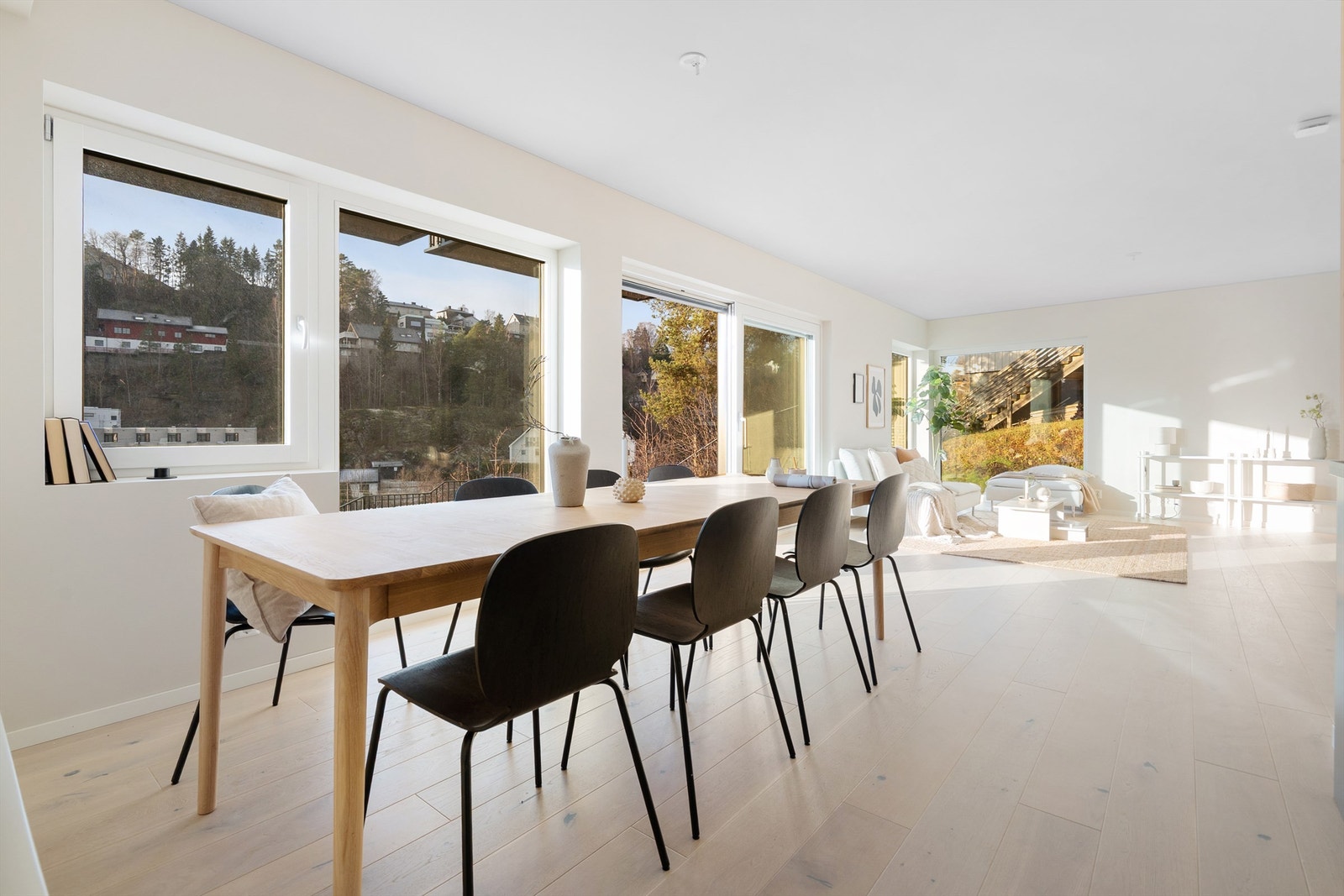 Stuens areal gir god plass til et langstrakt spisebord. Galleribilde