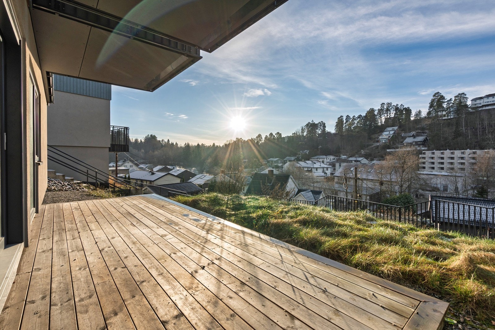 Sørvestvendt markterrasse på ca. 7 m² med flott utsyn og gode solforhold. Galleribilde