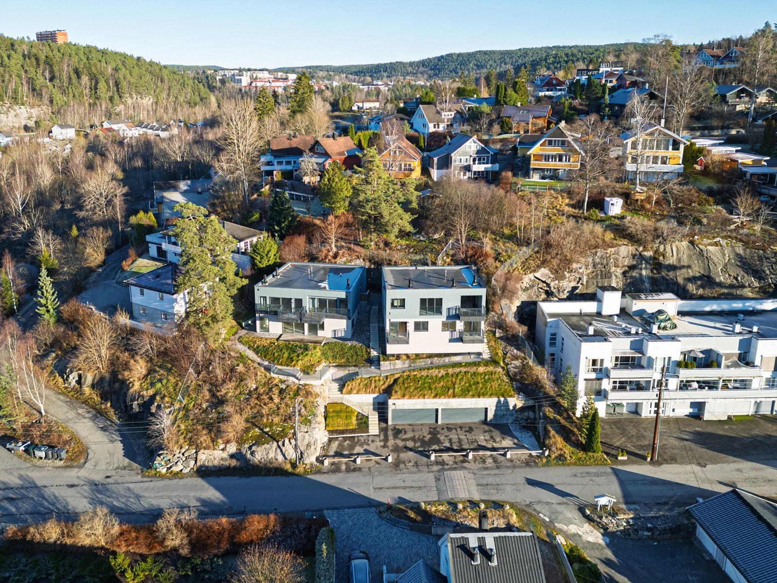 Dronefoto over bygg og tomt. Galleribilde