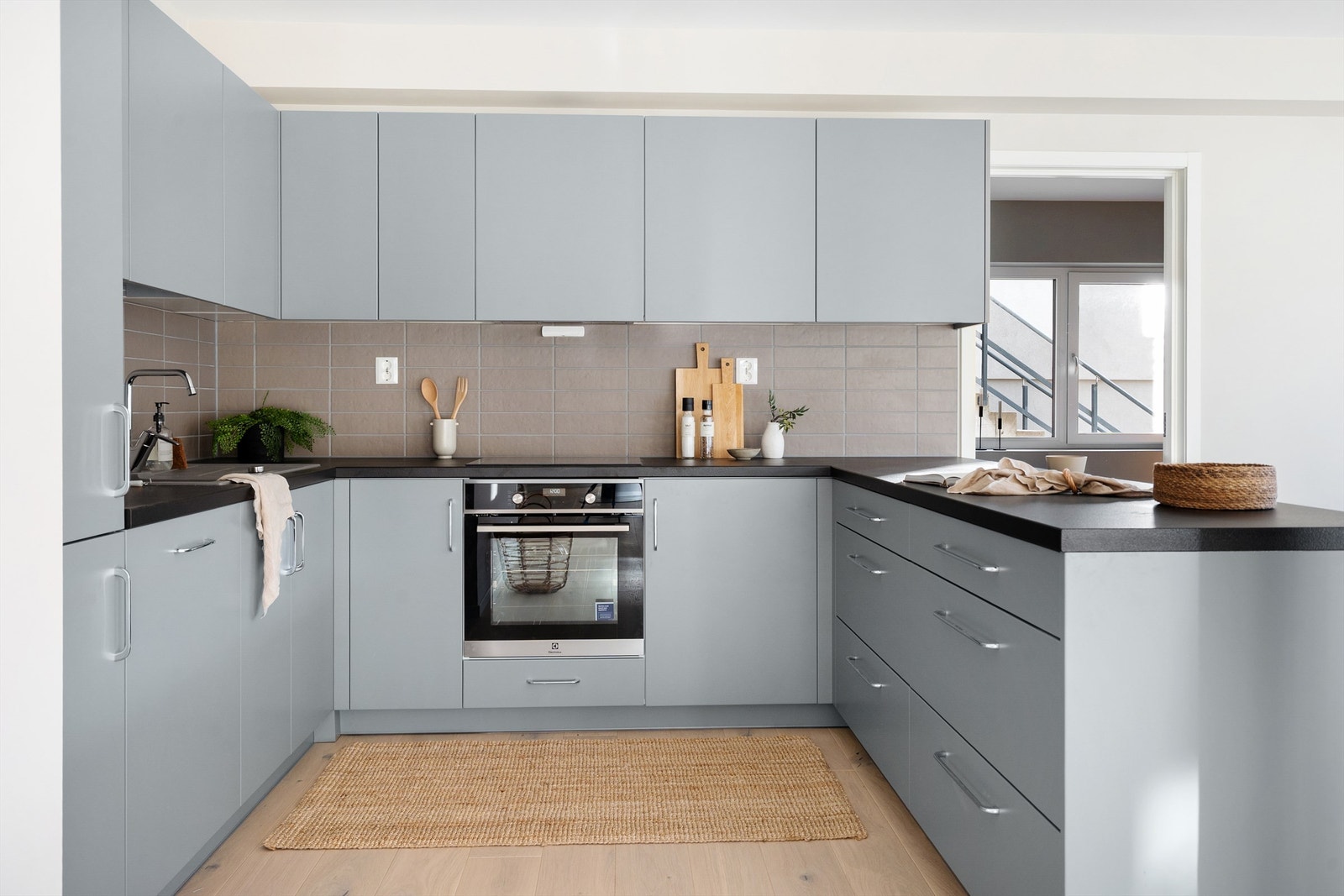 Moderne kjøkken med integrerte hvitevarer fra Electrolux. Galleribilde