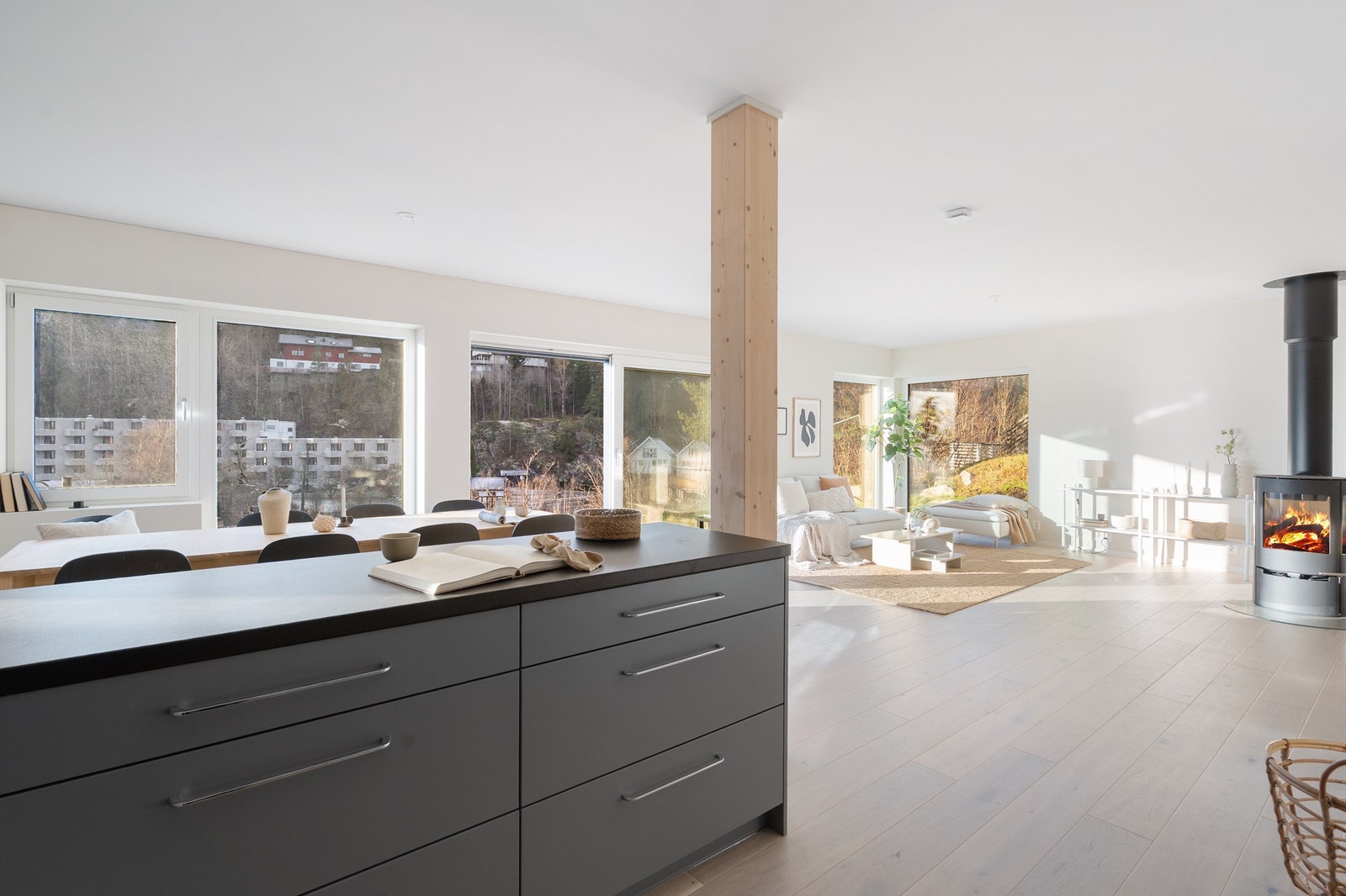 Flere store vindusarealer gir godt med lysinnslipp til rommet. Galleribilde