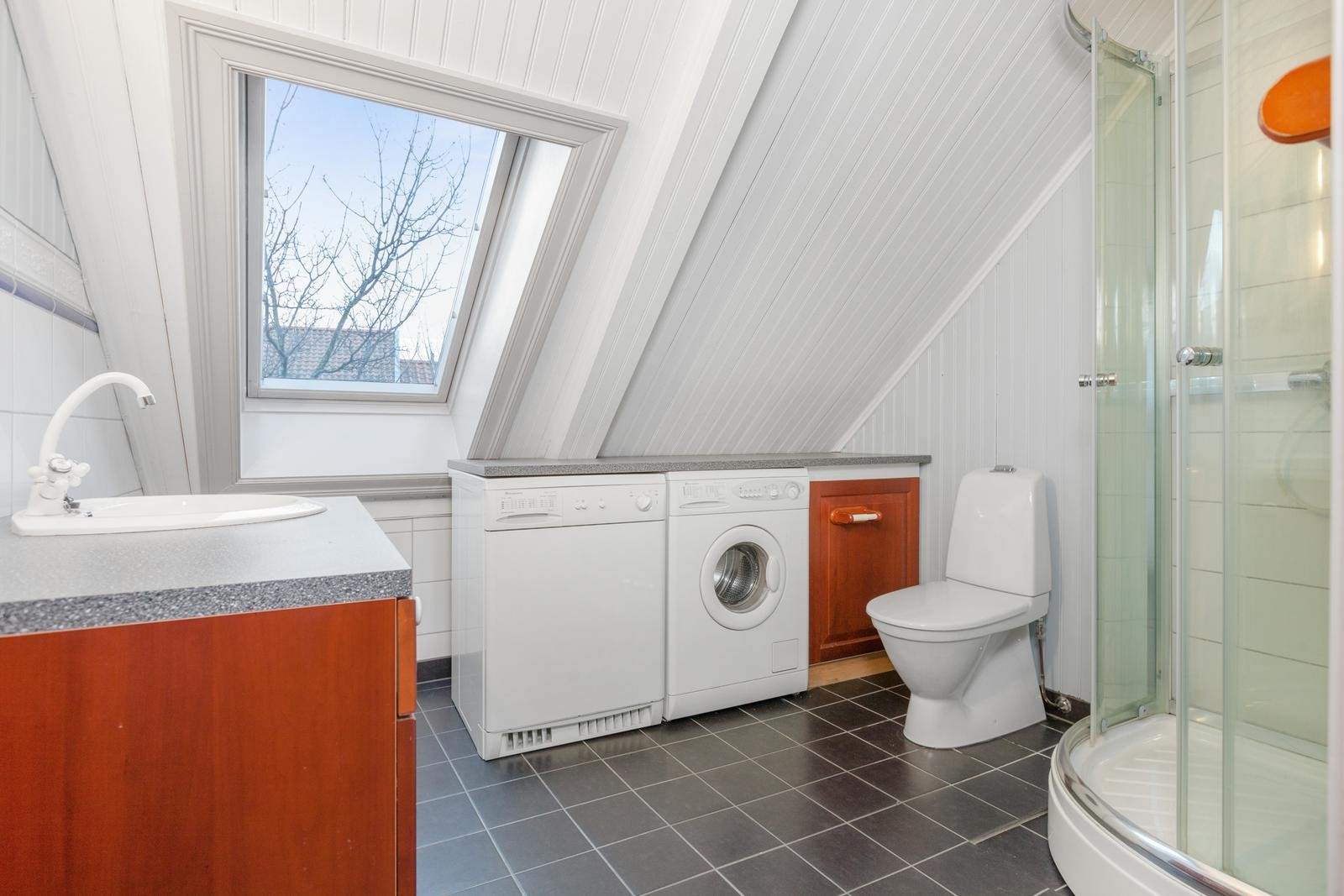 Pent bad med moderne innredning, opplegg til vaskemaskin, dusj og WC. Galleribilde