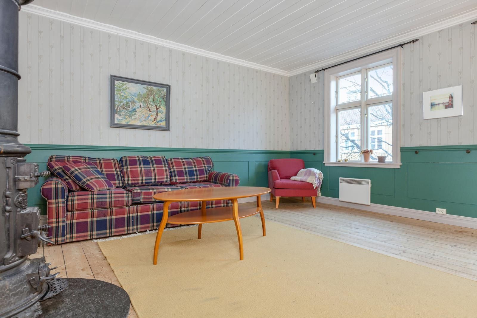 Romslig stue med god plass til både sofagruppe og spisesbord. Delvis åpen løsning inn mot kjøkken. Galleribilde