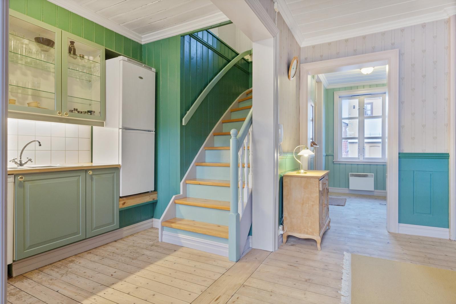 Fra kjøkkenet er det trapp opp til andre etasje. Galleribilde