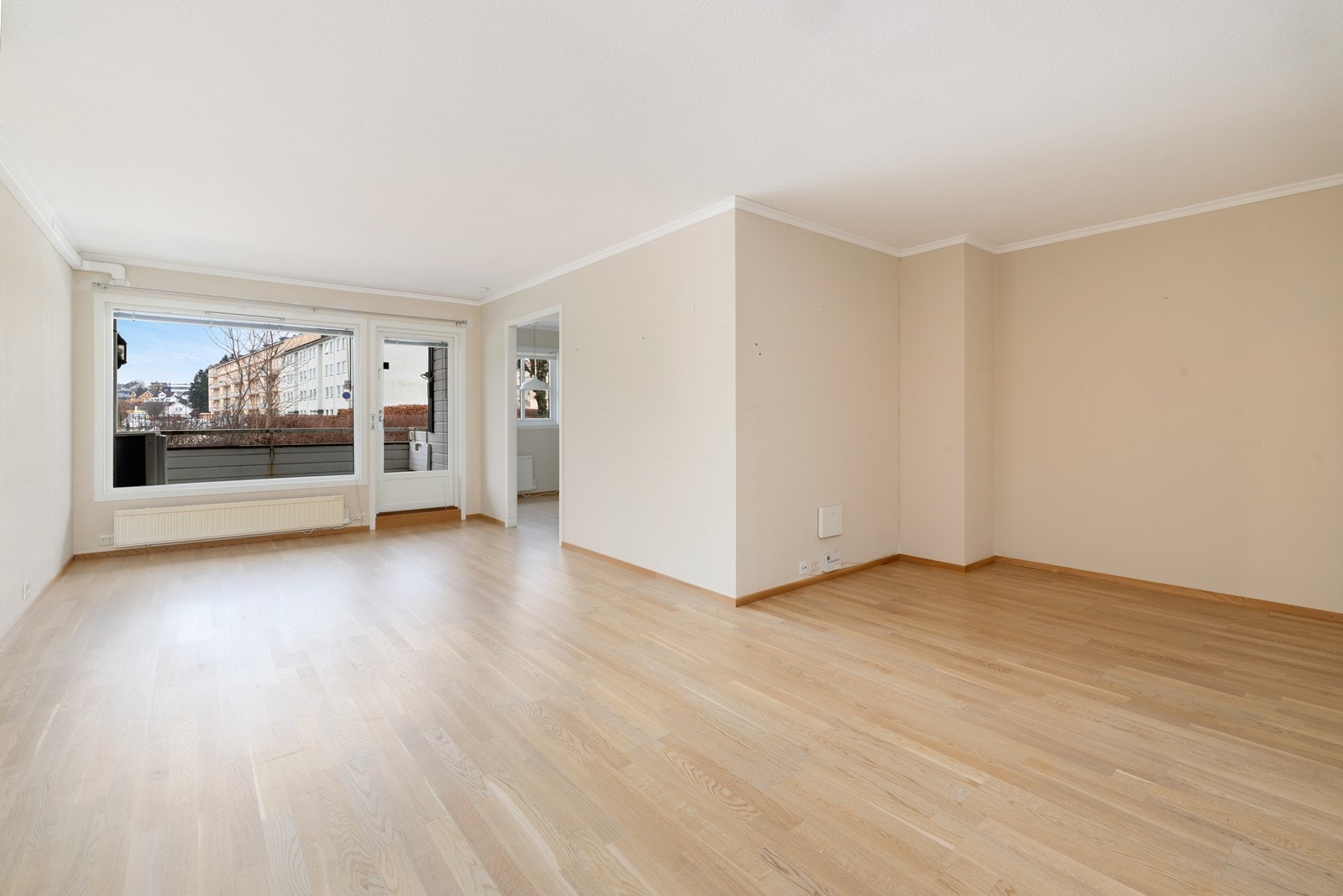 Stor stue med god plass til både sofagruppe og spisebord. Galleribilde