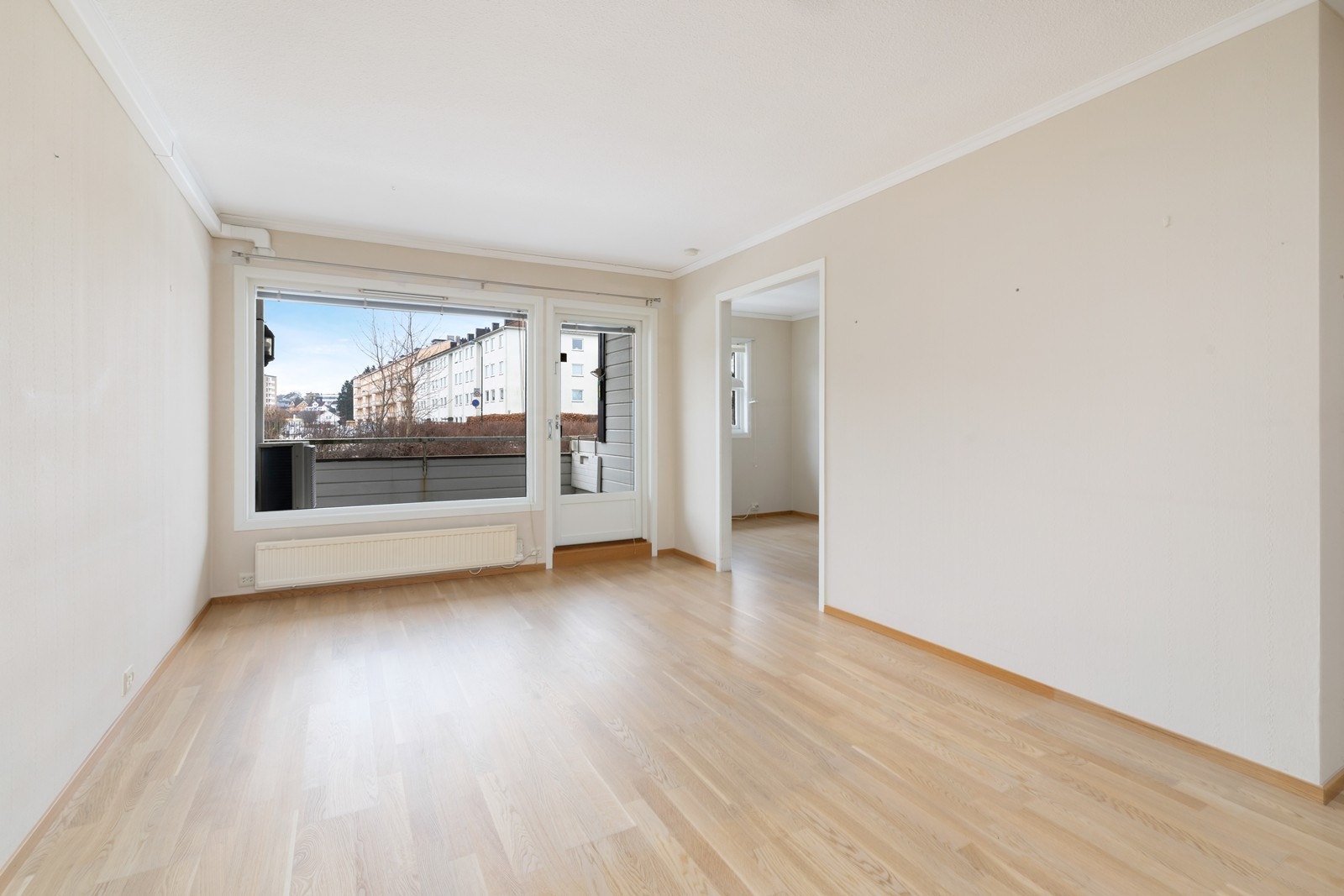 Fra stue er det utgang til solrik balkong med formiddag og ettermiddagssol. Galleribilde