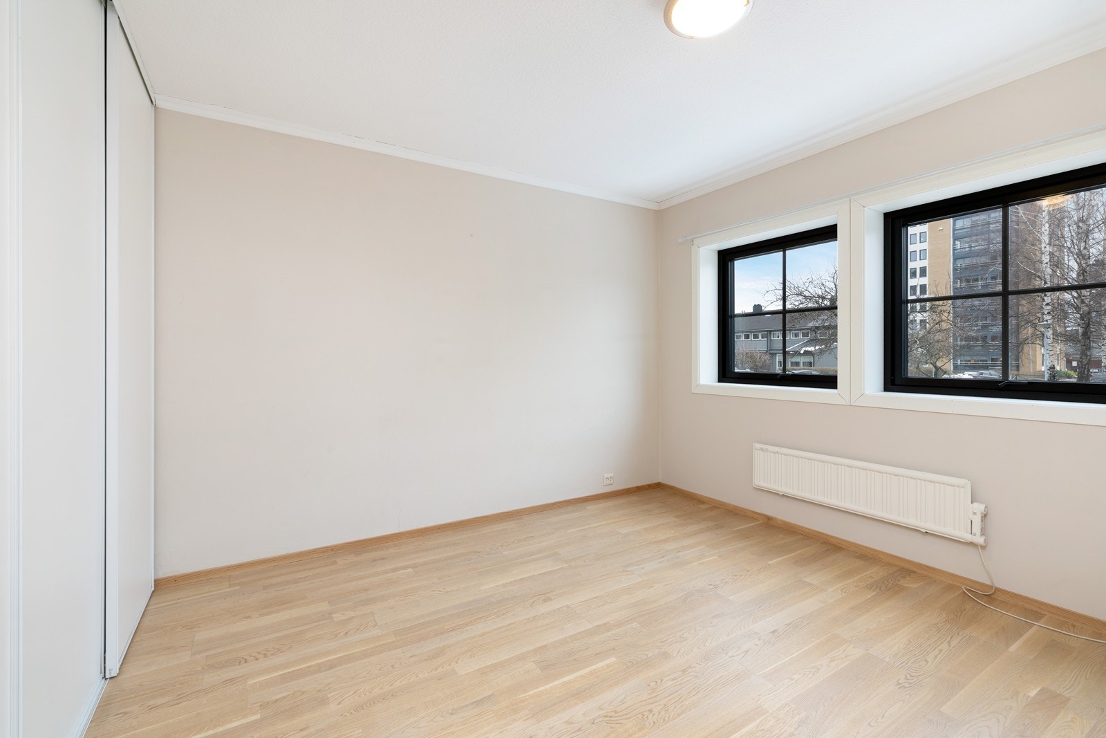 Soverom 1 med skyvedørsgarderobe. Galleribilde