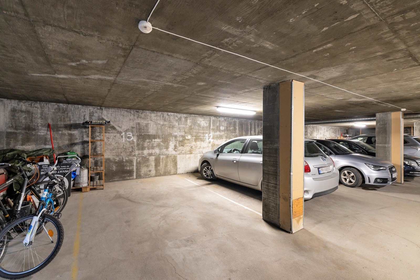 Det medfølger 1 fast parkeringsplass i garasjekjeller i nabobygget i Kongsgård alle 9. Plass 13. Galleribilde