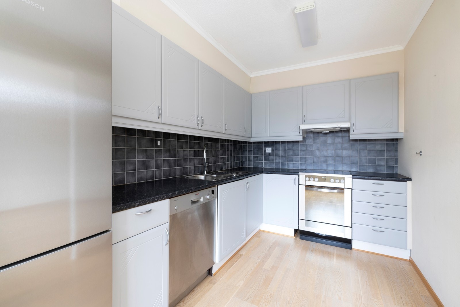 Kjøkken med profilerte fronter. Godt med skap og benkeplass. Galleribilde