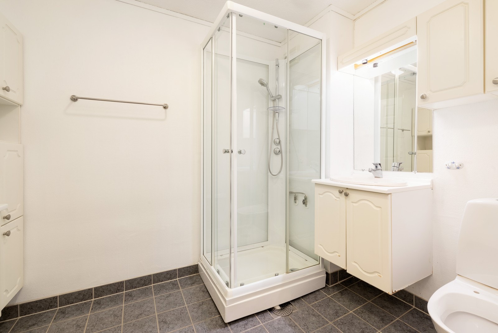 Flislagt bad med fliser på gulv. Galleribilde