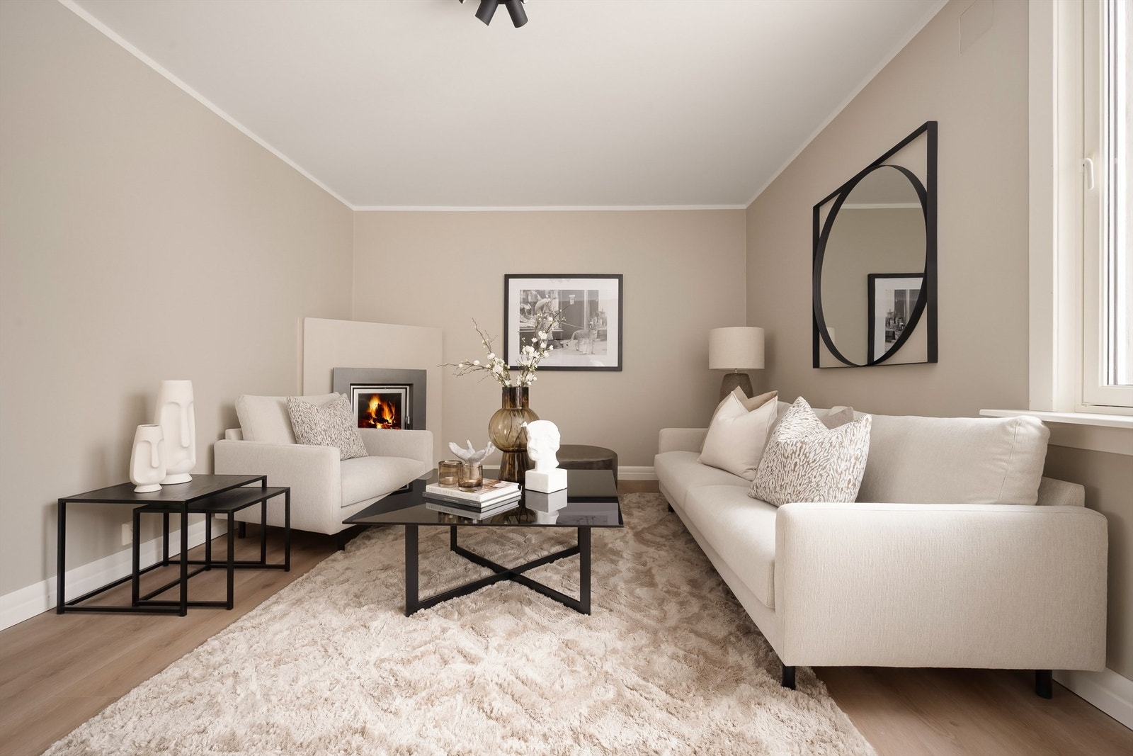 Ildsted sørger for en lun og hyggelig atmosfære. Galleribilde