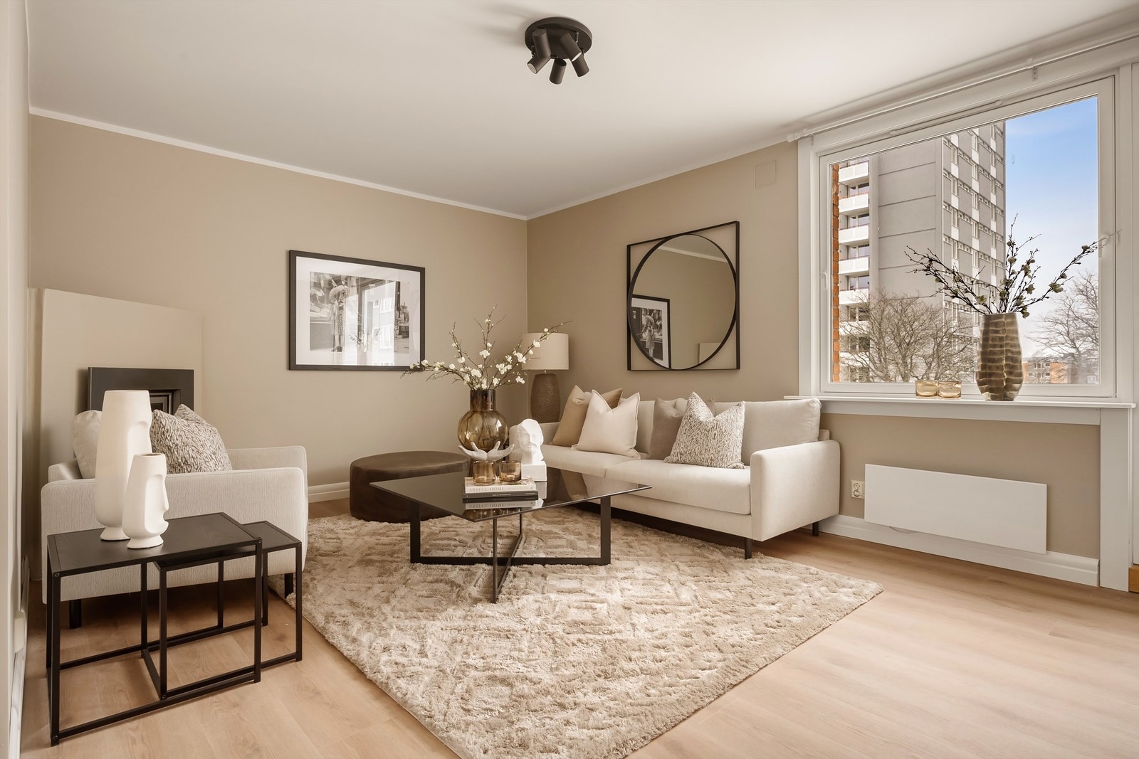 Det er ingen innsyn til stuen og svært god avstand i mellom bebyggelsen. Galleribilde