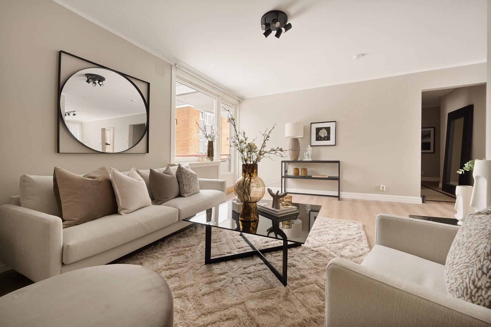 Det er lagt nye gulv i hele leiligheten ifm. salget. Galleribilde