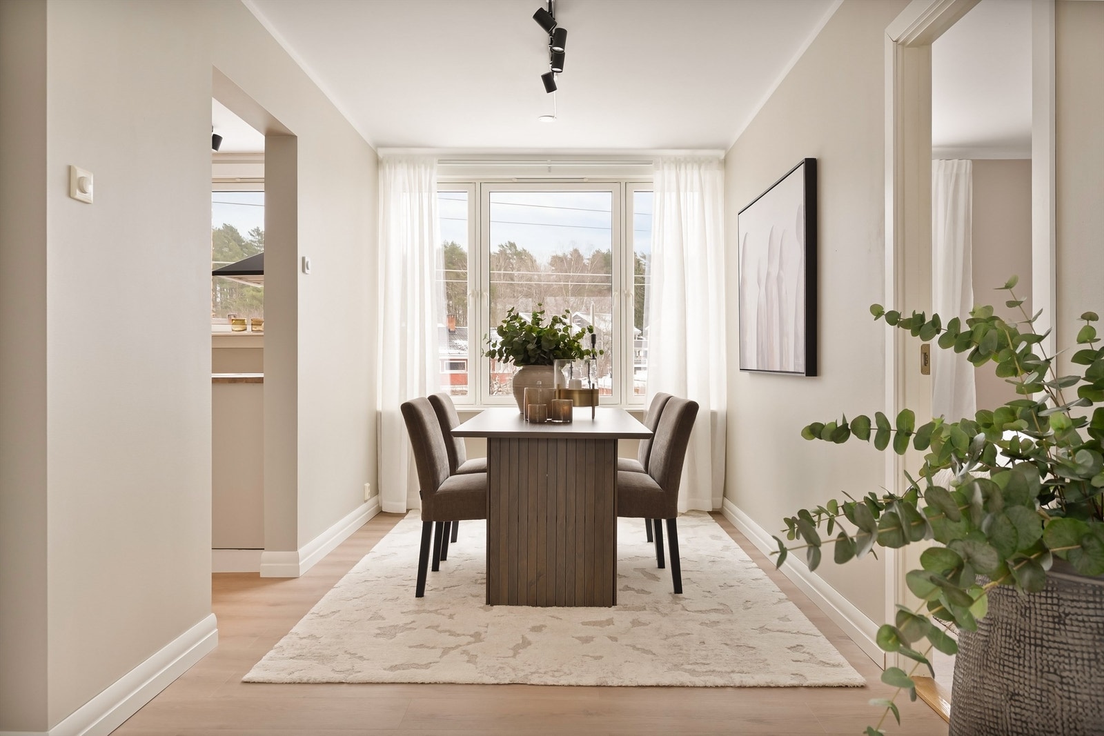 Boligen ligger flott til på Manglerud og består av entré, stue, spisestue, kjøkken, bad og 2 soverom. Foto: Martine Eren Jacobsen Galleribilde