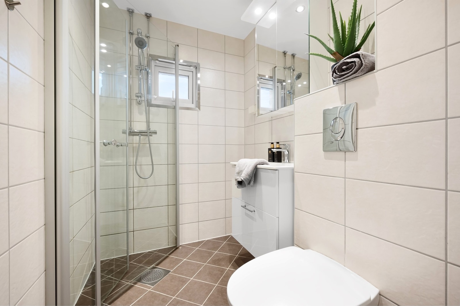 Stilrent bad, rehabilitert i regi av borettslaget i 2010. Ny innredning satt inn ifm. salget. Varmtvann er inkludert i boligens felleskostnader. Galleribilde