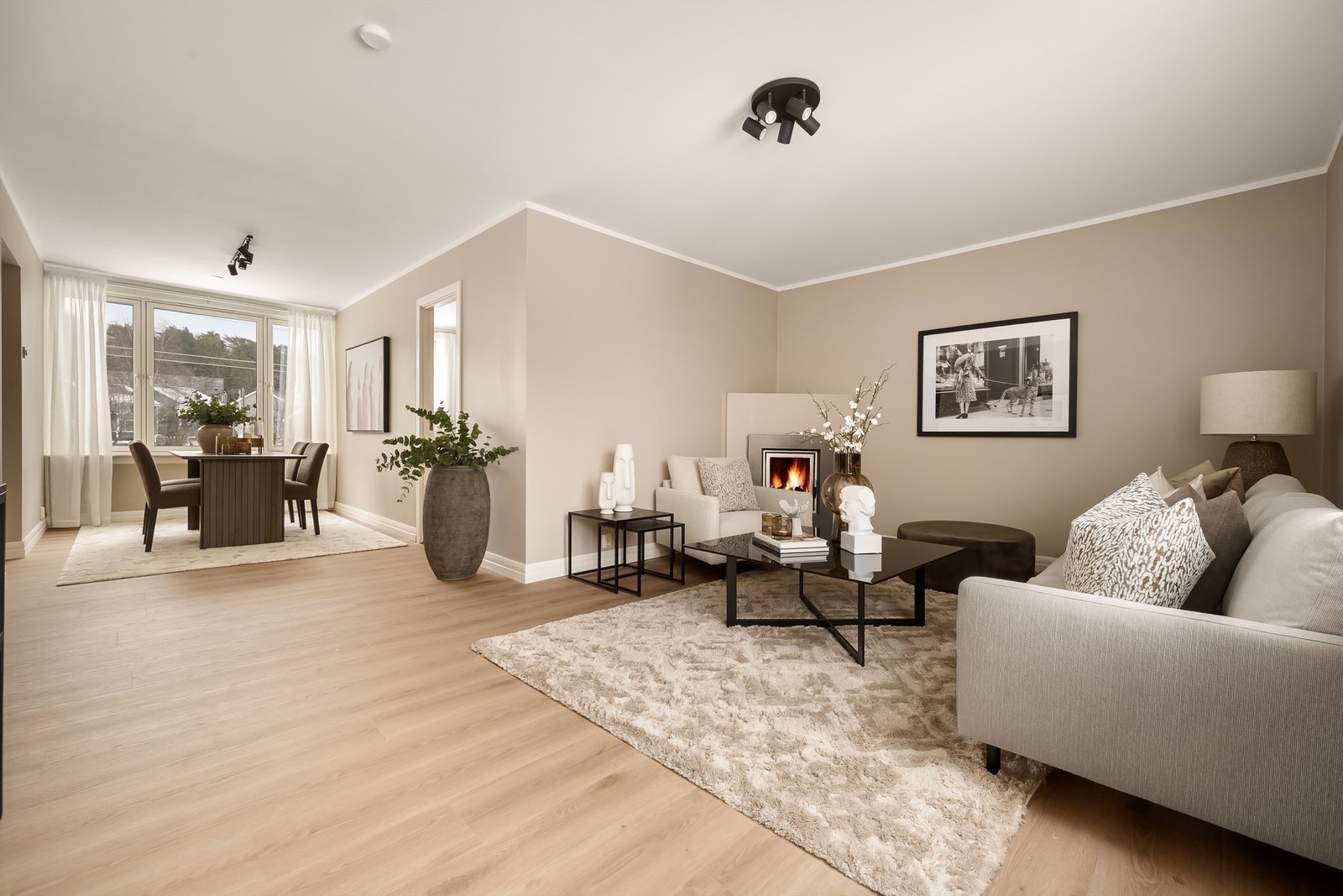 Boligens hovedrom er av god størrelse og enkelt å møblere. Vinduer i begge ender sørger for svært gode lysforhold. Galleribilde