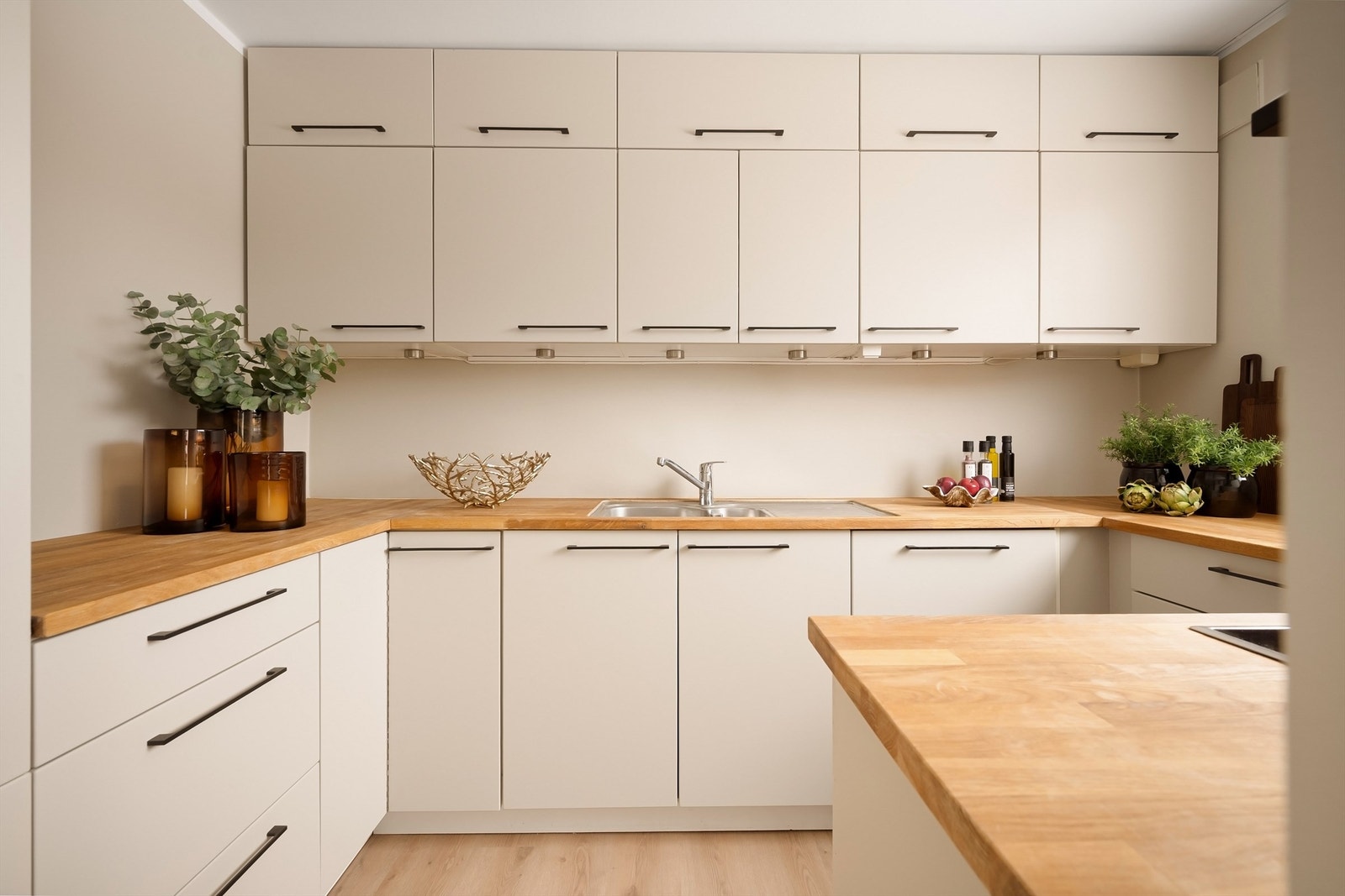 Nøytral og stilren innredning, men benkeplate i heltre. Galleribilde