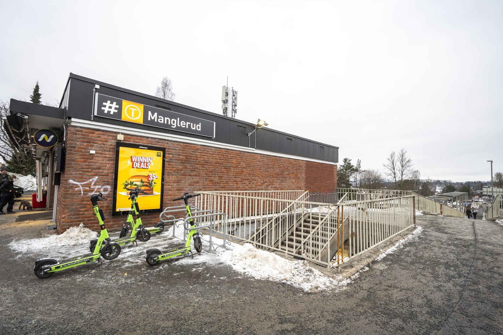 Ca. 5 minutter til fots til t-banen på Manglerud. Her går både linje 1 og 4! Galleribilde