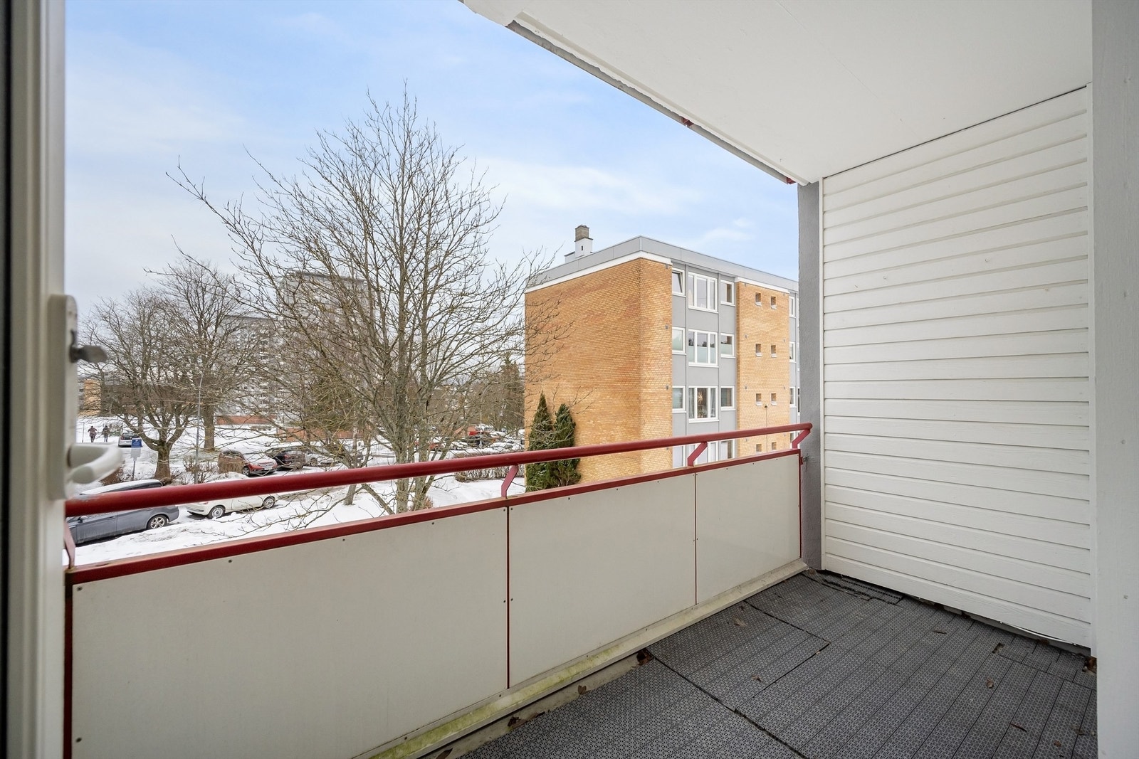 Utgang til skjermet og nordvendt balkong. Galleribilde