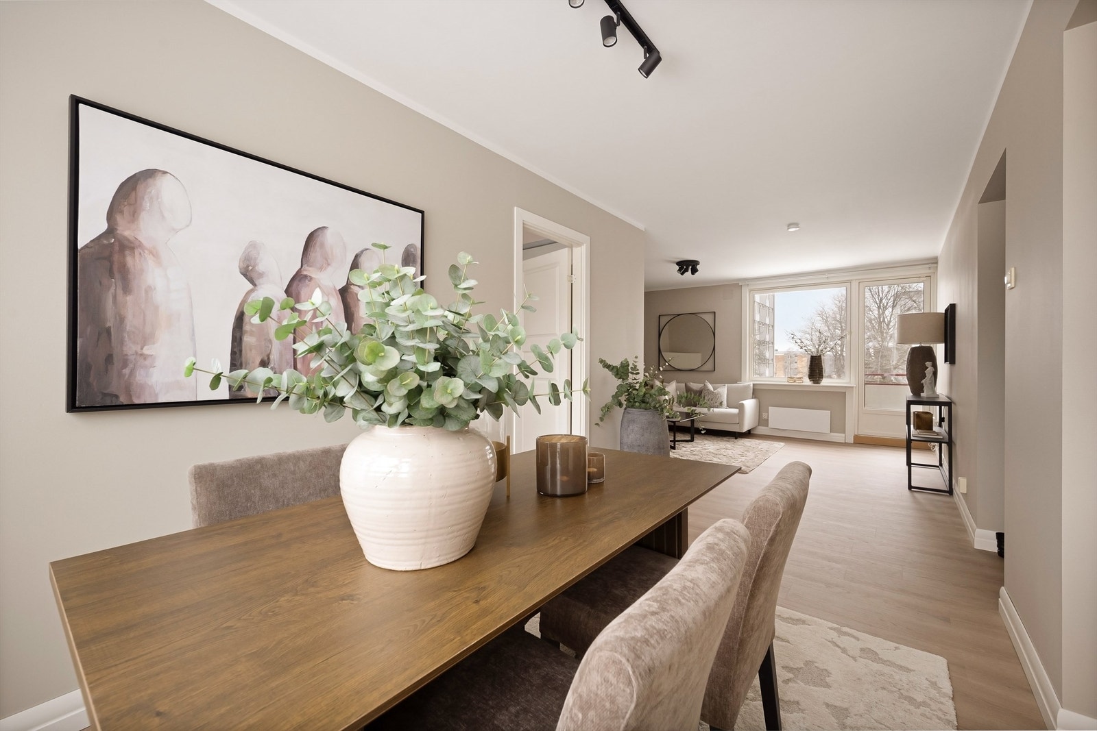 Mellom stuen og kjøkkenet finner du boligens spisestue. Denne er av god størrelse og det er plass til flere middagsgjester. Galleribilde