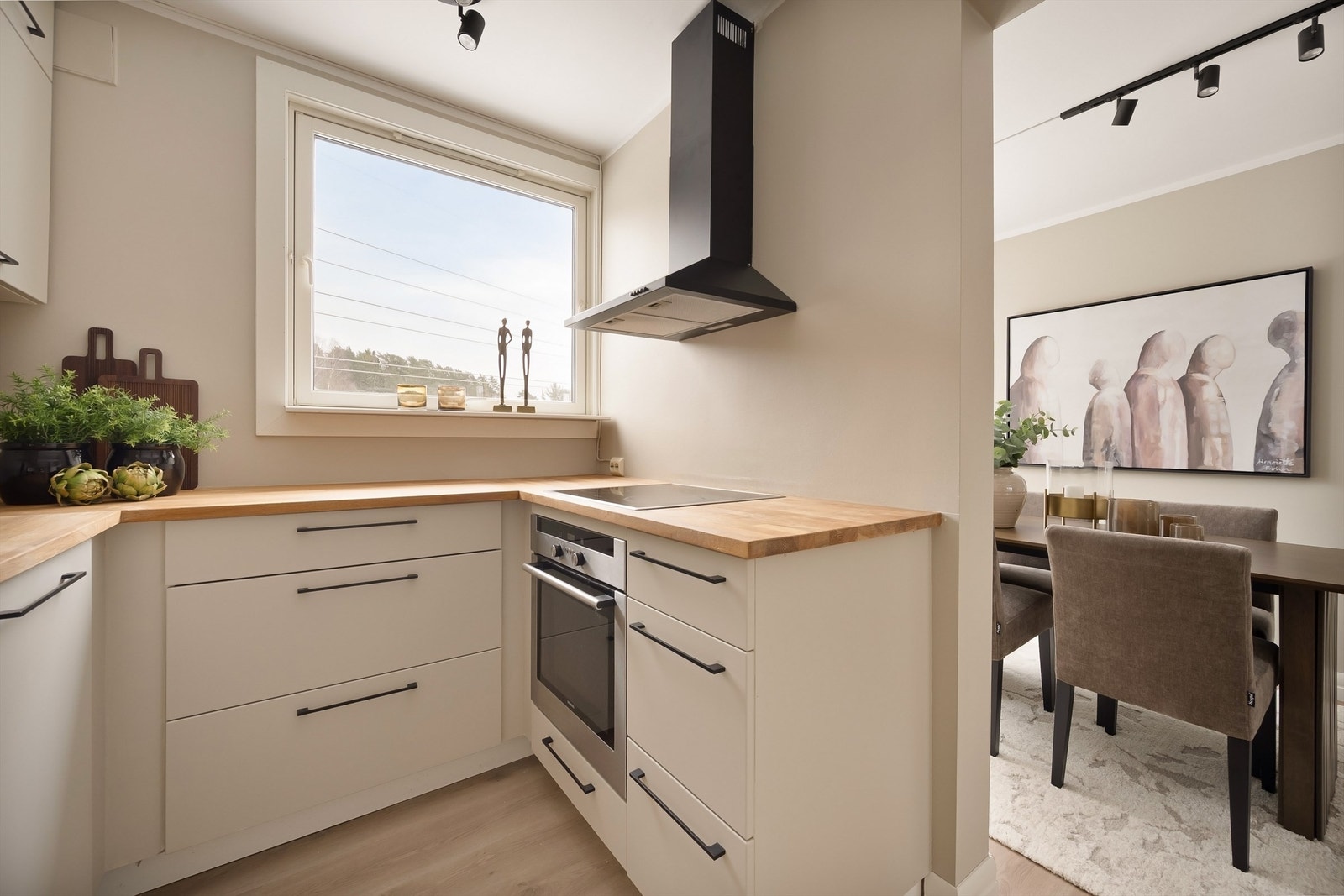 Like ved ligger kjøkkenet. Også her er det godt med plass. Galleribilde