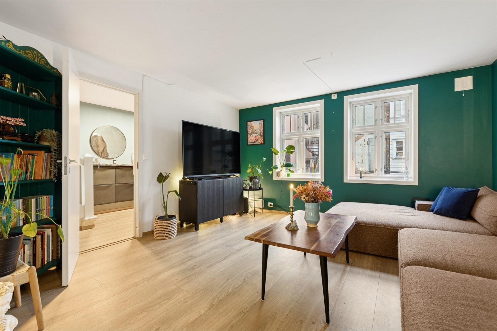 Store vindusflater slipper inn rikelig med naturlig lys. Galleribilde