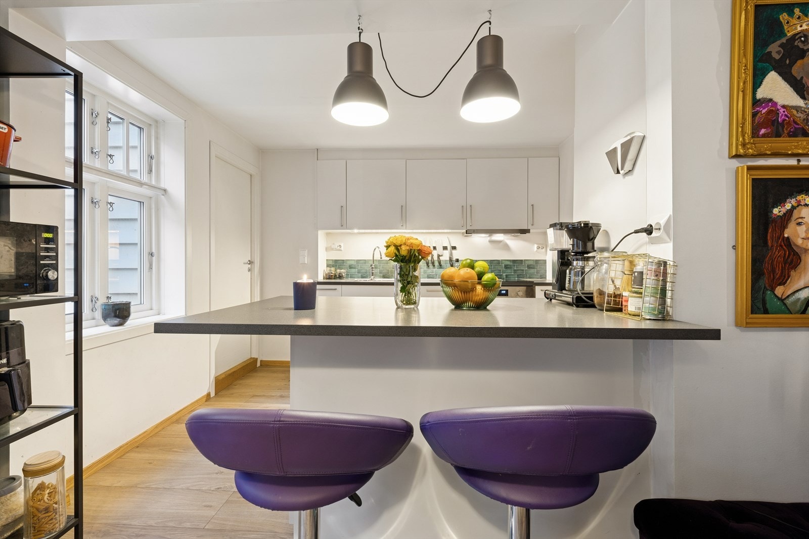 Delikat kjøkken fra 2015 har en innredning med slette fronter og benkeplate i laminat. Galleribilde