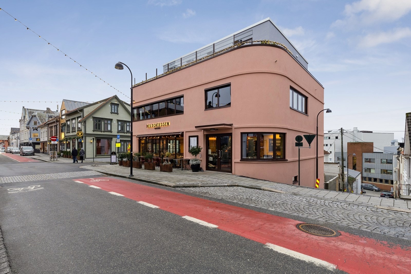 Området byr på et rikt tilbud av kafeer, restauranter og butikker i nærheten av Pedersgata, samt gode skoler og barnehager. Galleribilde