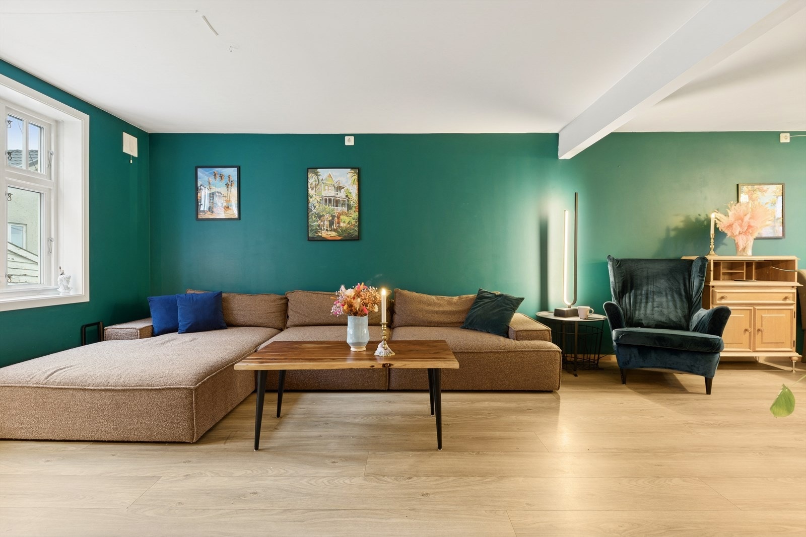 Her det er det slettmalte vegger med listefri overgang til tak og laminat på gulvet. Galleribilde