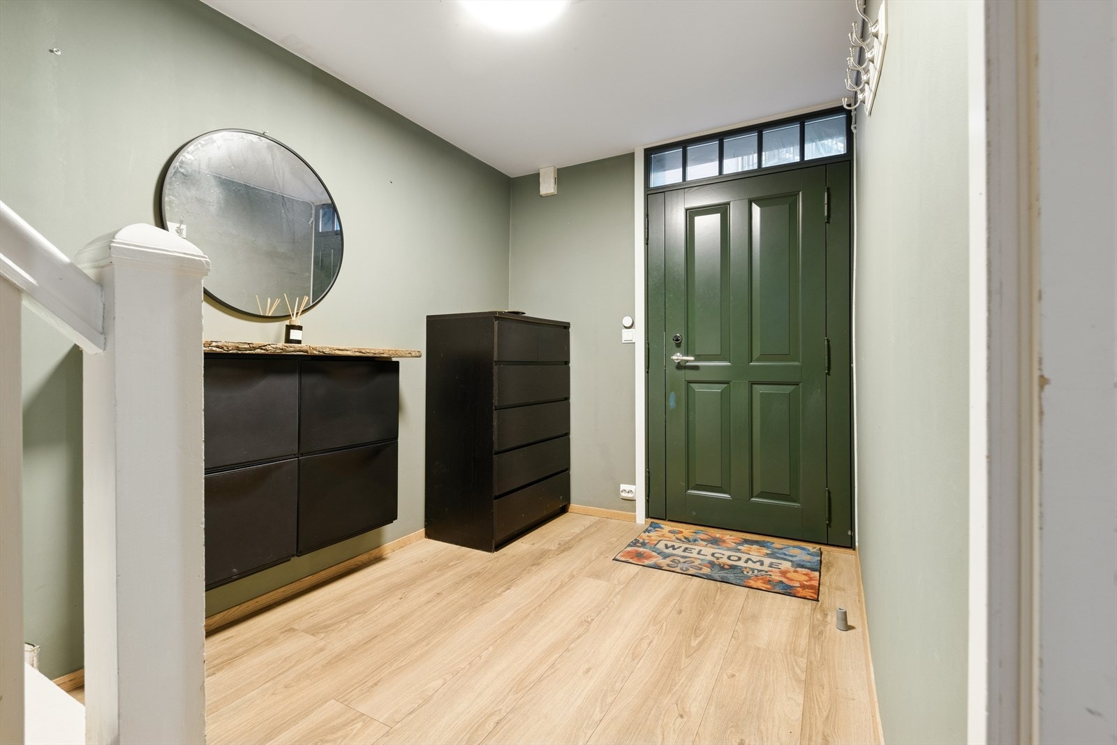 Entré/gang med plass til sko og yttertøy. Galleribilde