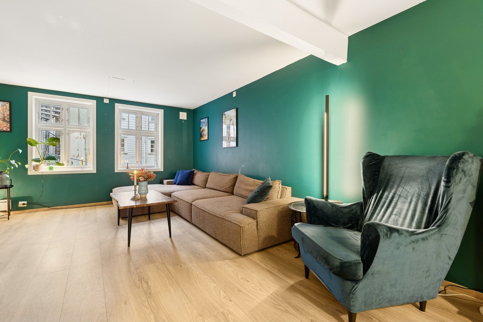 Innbydende stue med god plass til sofa og annet ønsket innventar. Galleribilde