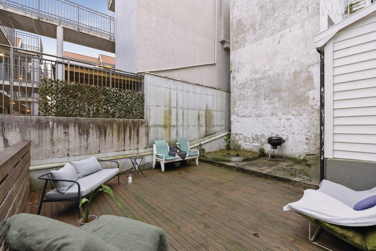 Terrasse/bakgård med god plass til utemøbler. Galleribilde