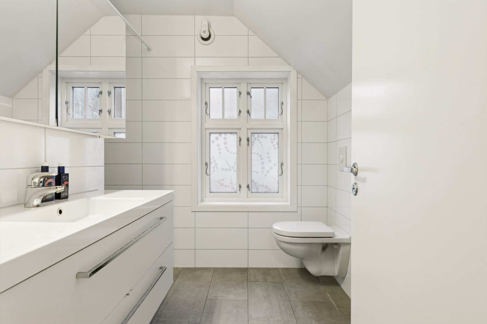 Badet ligger i 2. etasje og har fliser på veggene og et flislagt gulv med elektriske varmekabler. Galleribilde