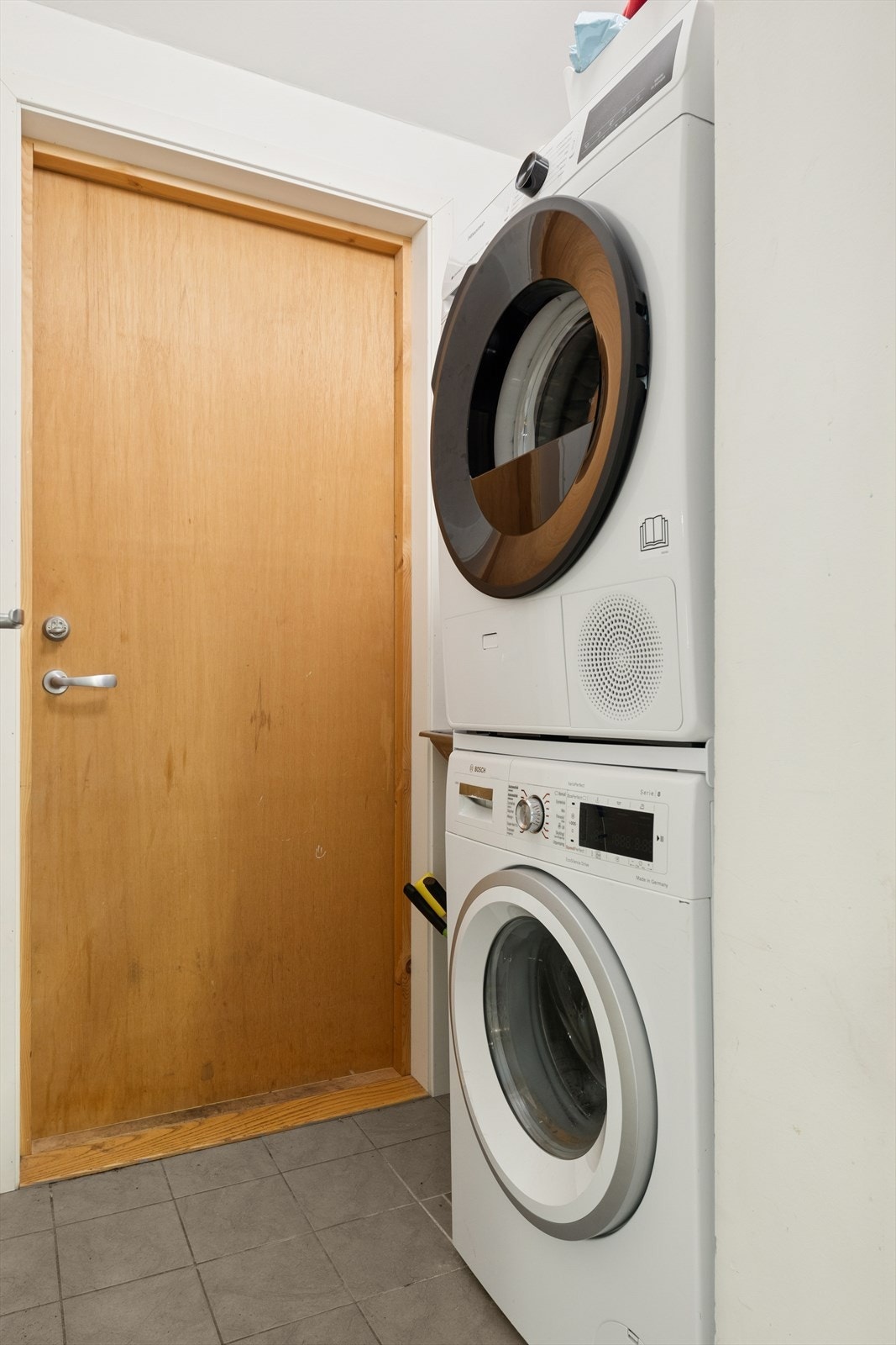 Enkelt vaskerom har flislagt gulv med elektriske varmekabler, malte plater på veggene og et malt tak. Vaskerommet er utstyrt med opplegg for vaskemaskin og en vegghengt utslagsvask. Vaskerommet er ikke byggsøkt hos kommunen. Galleribilde