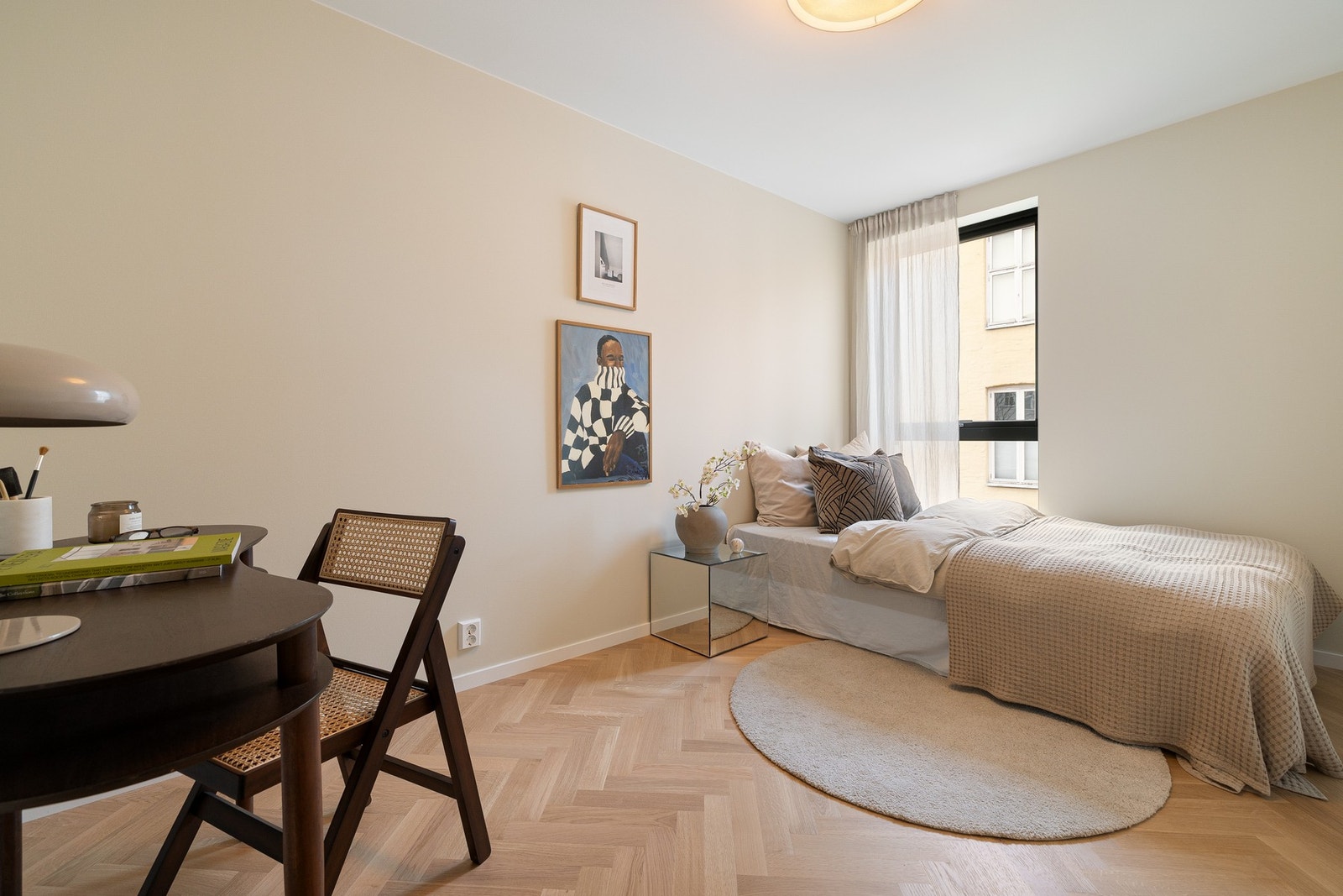 Velproporsjonert soverom 2 med god plass og gjennomtenkt planløsning. Galleribilde