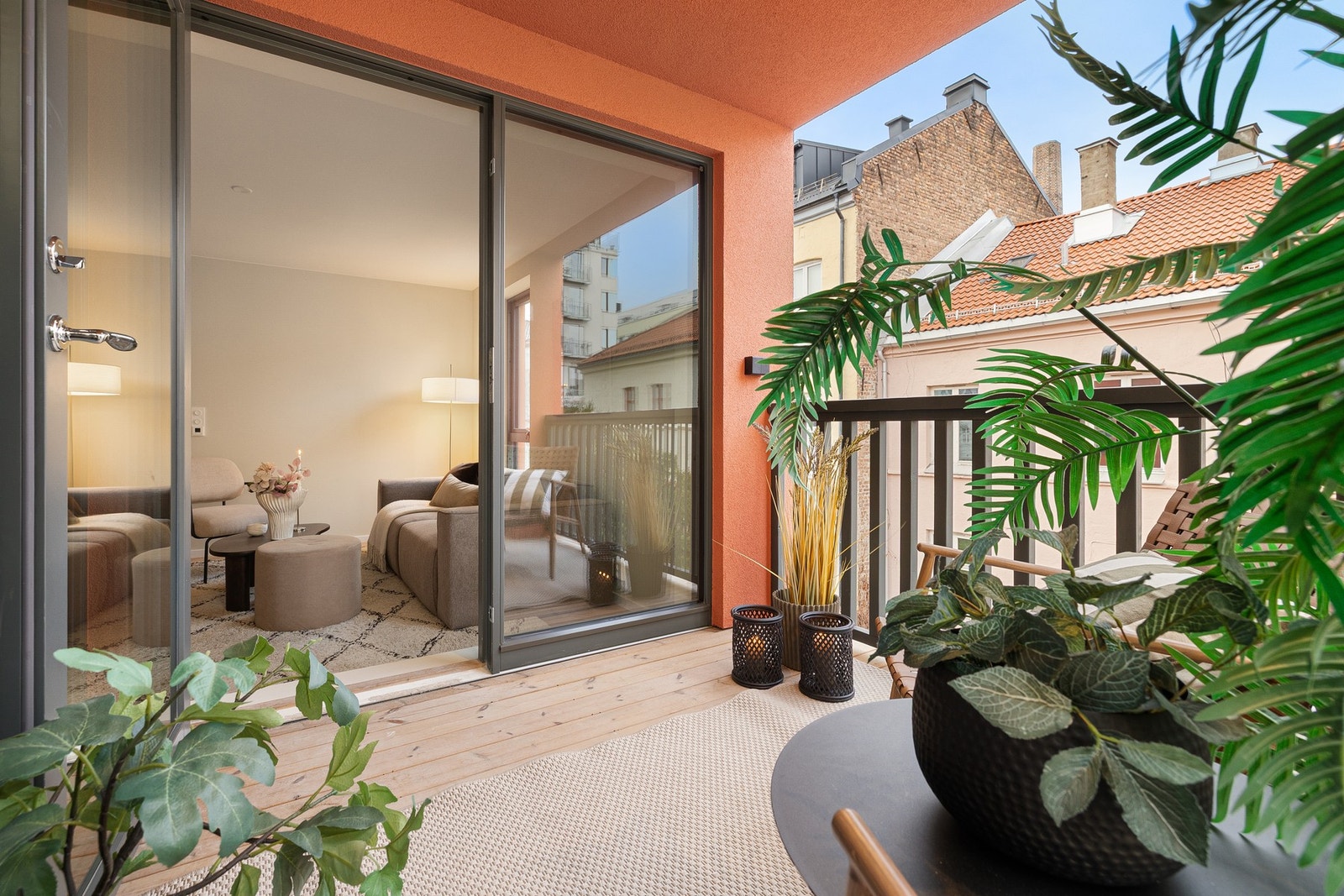 Elegant uteplass med flott lys og sol til langt på kveld. Galleribilde