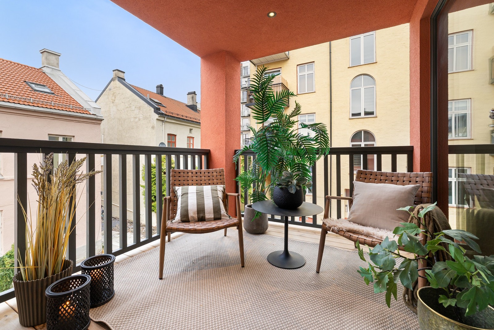 Nydelig takoverbygd balkong på ca. 6 kvm vendt mot vest og god plass til møblering. Galleribilde