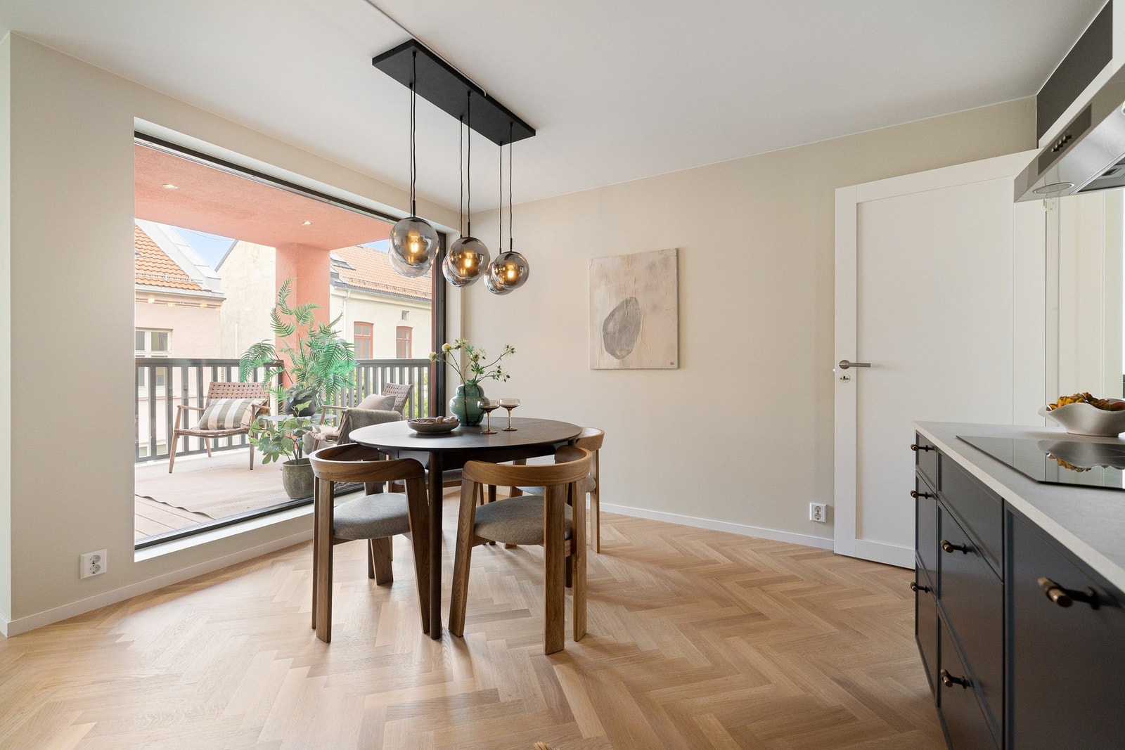 Åpen og sosial planløsning med fleksible møbleringsmuligheter. Galleribilde