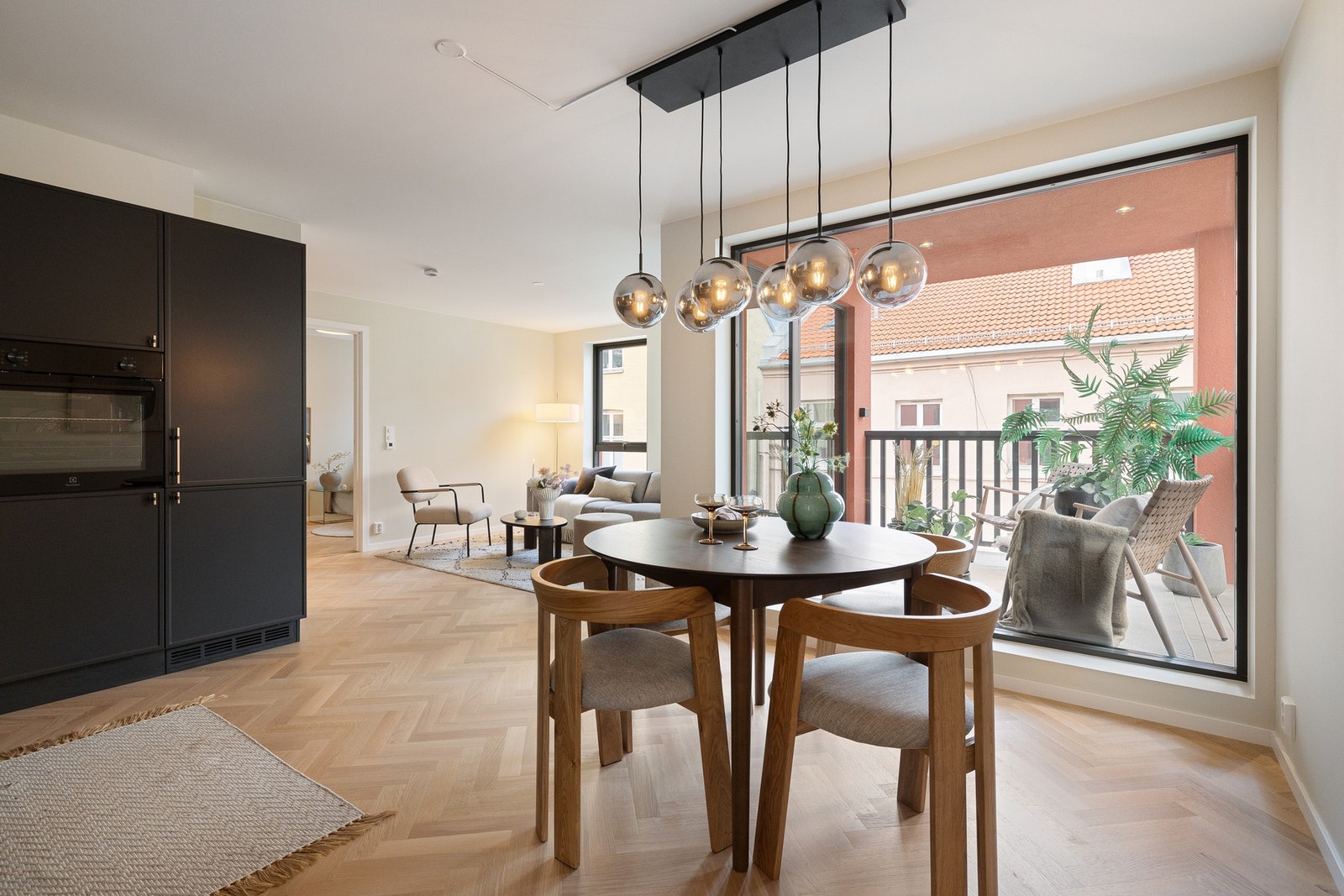 Behagelig og åpent oppholdsareal som gjør det enkelt å invitere gjester. Galleribilde