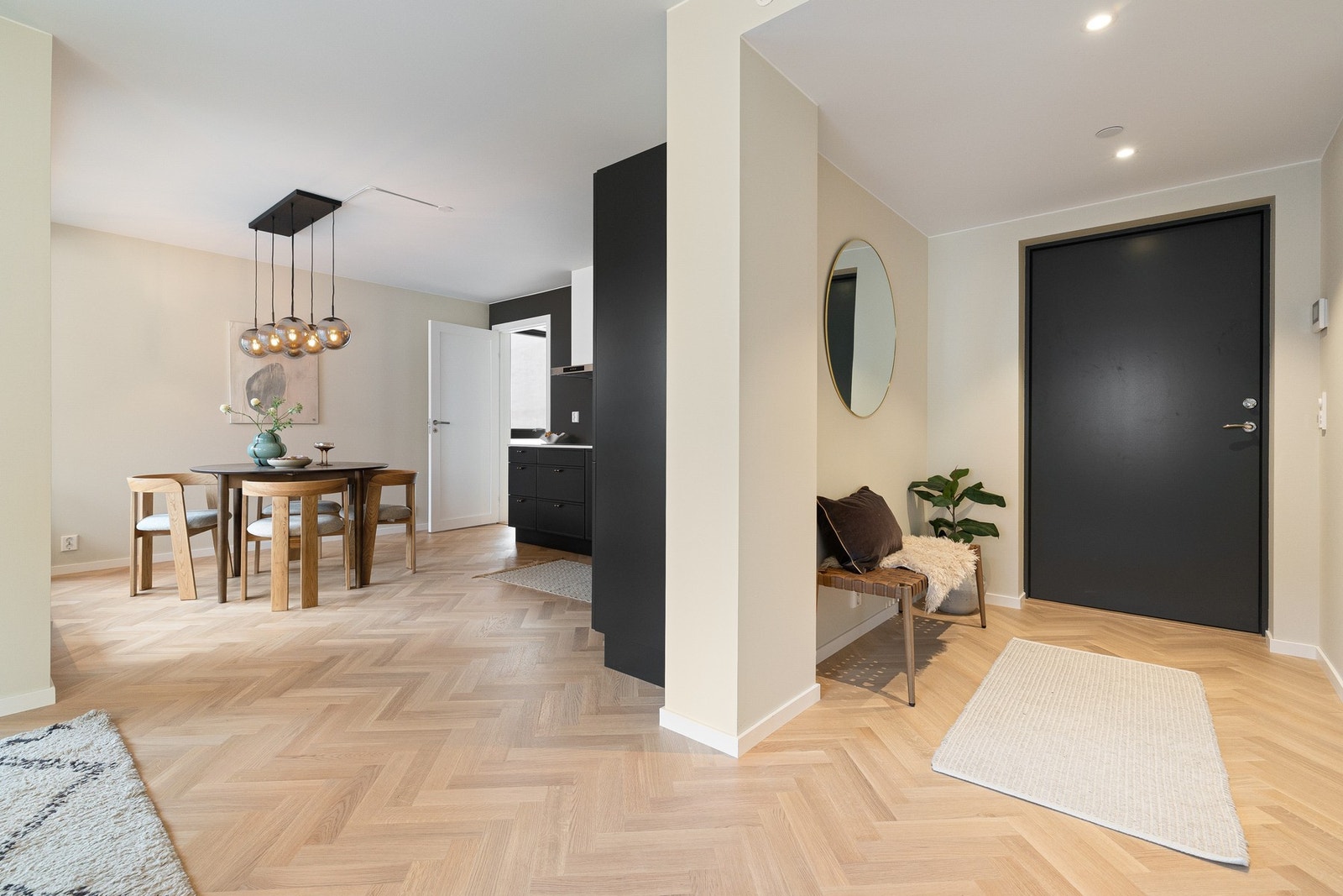 Lys og innbydende entré som gir et flott førsteinntrykk. Galleribilde