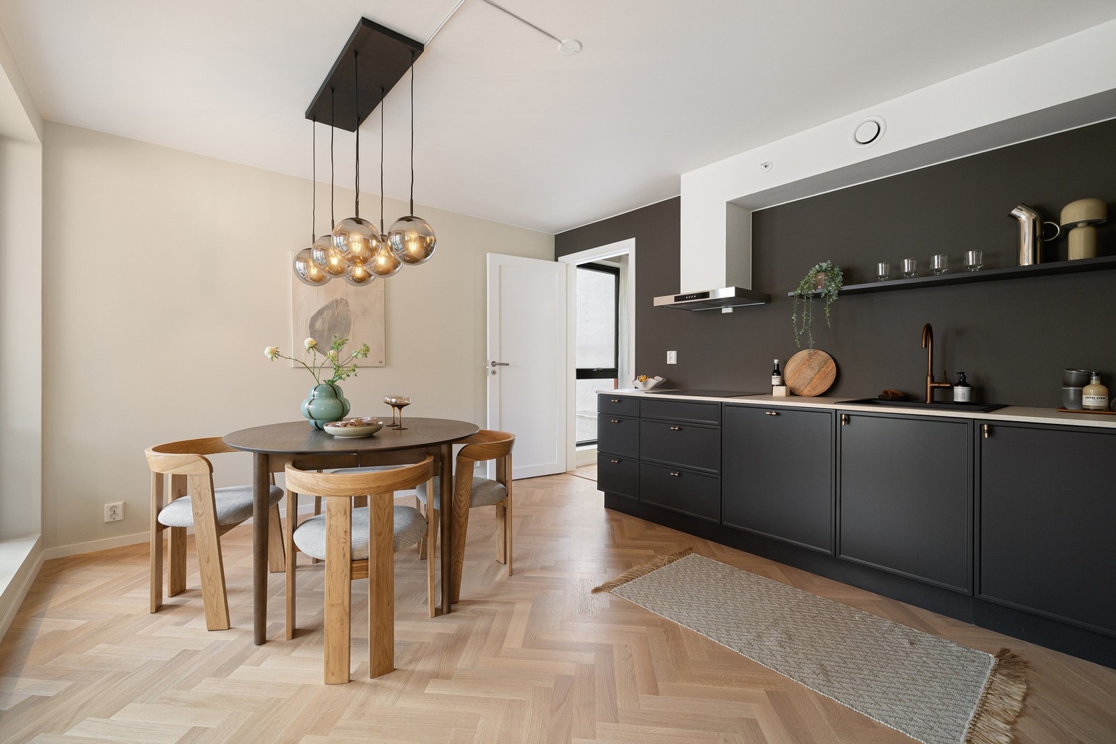 Luftig oppholdsrom som egner seg perfekt til å samle venner og familie. Galleribilde