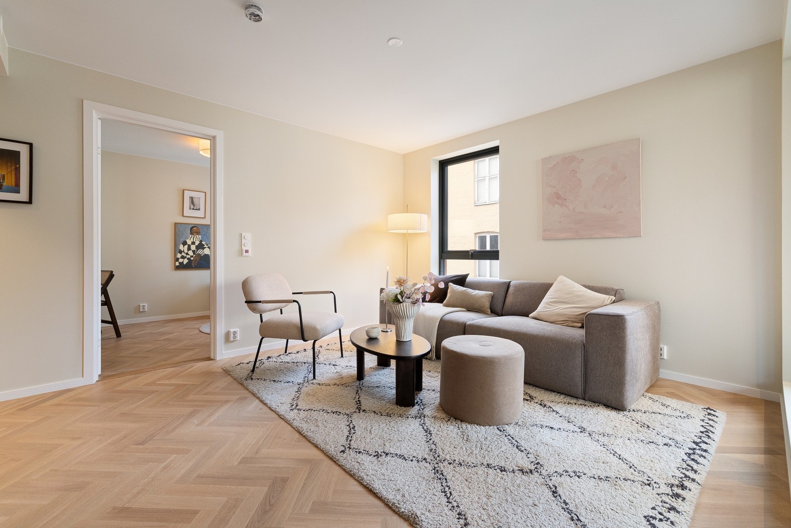 Smakfull kombinasjon av klassisk eleganse og moderne komfort. Galleribilde