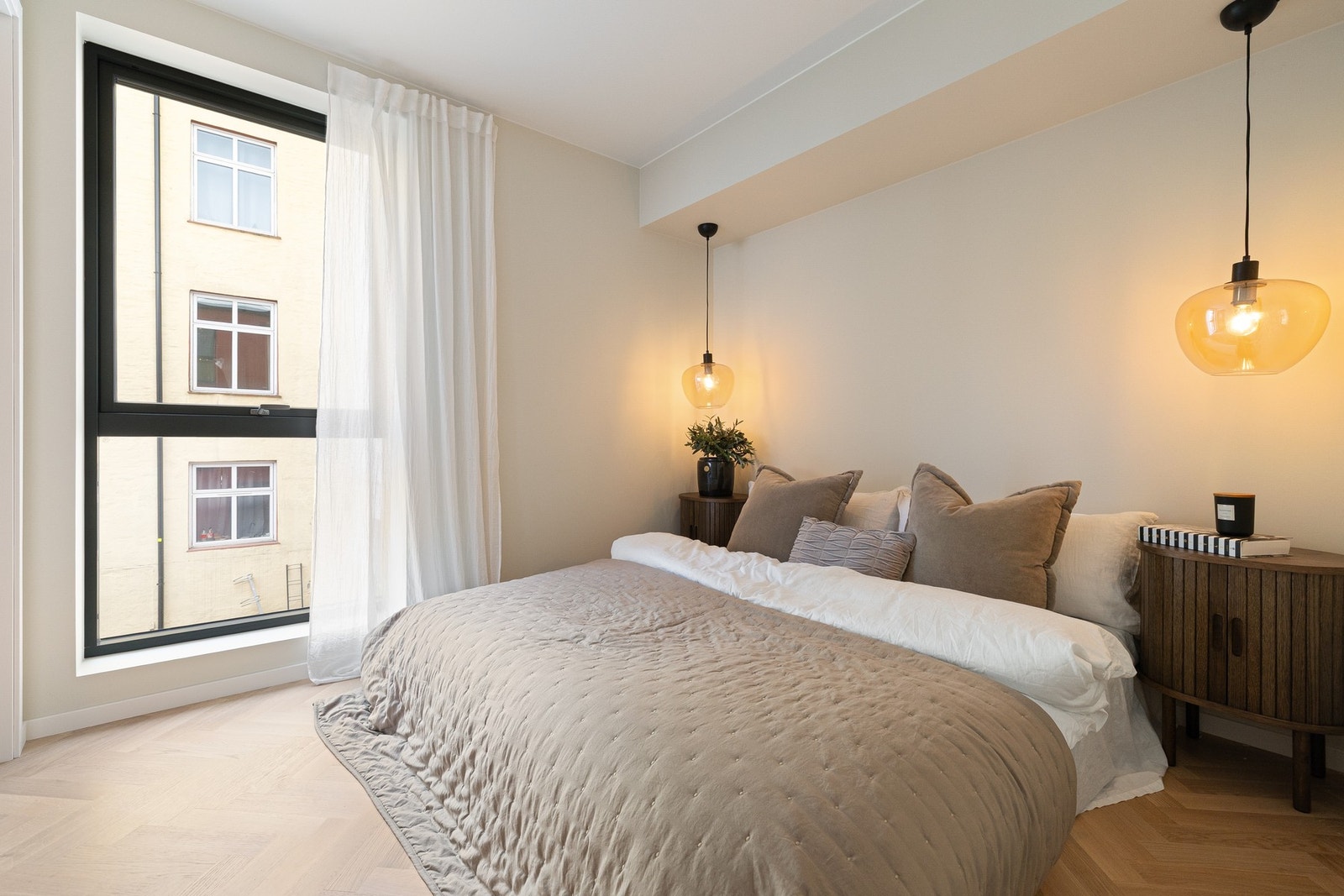 Rolig og romslig soverom - her sover du godt i Karlstadgata 10B. Galleribilde