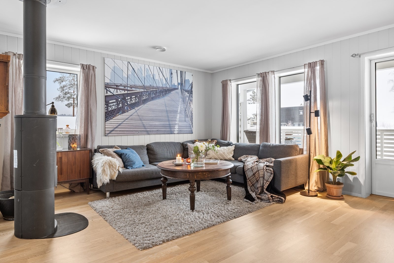 Sofakroken har direkte tilgang til balkongen. Galleribilde