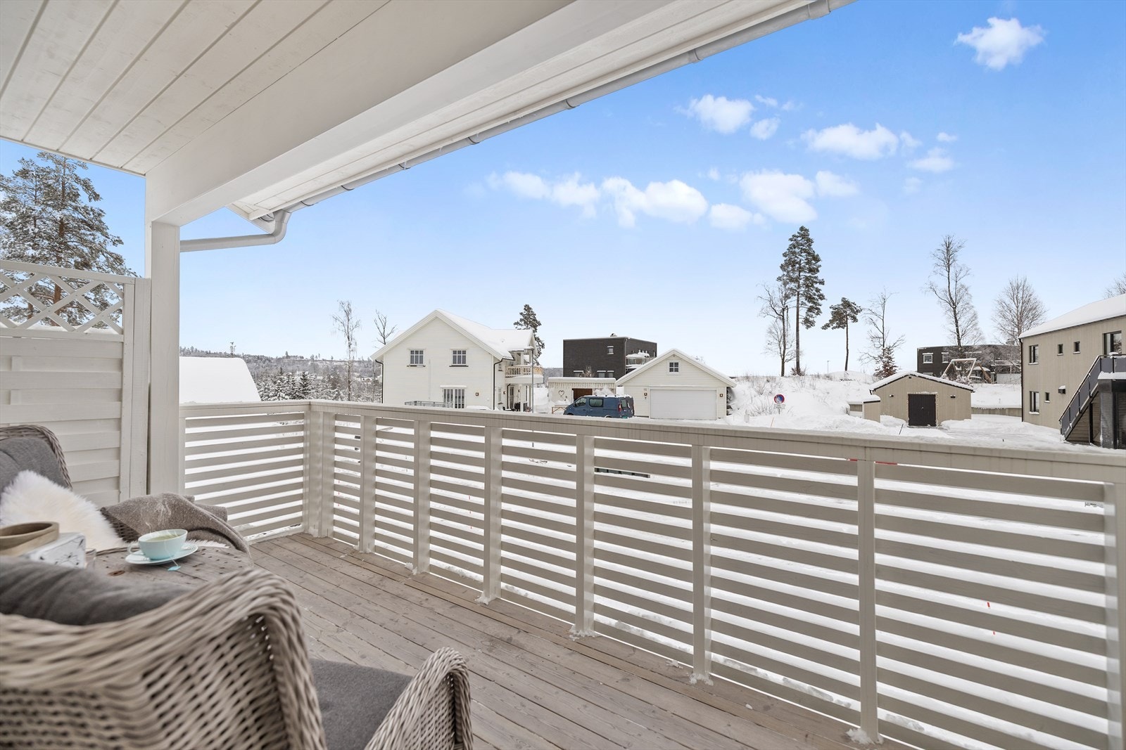 På denne overbyggde balkongen kan du nyte utsikten mot boligområde Galleribilde