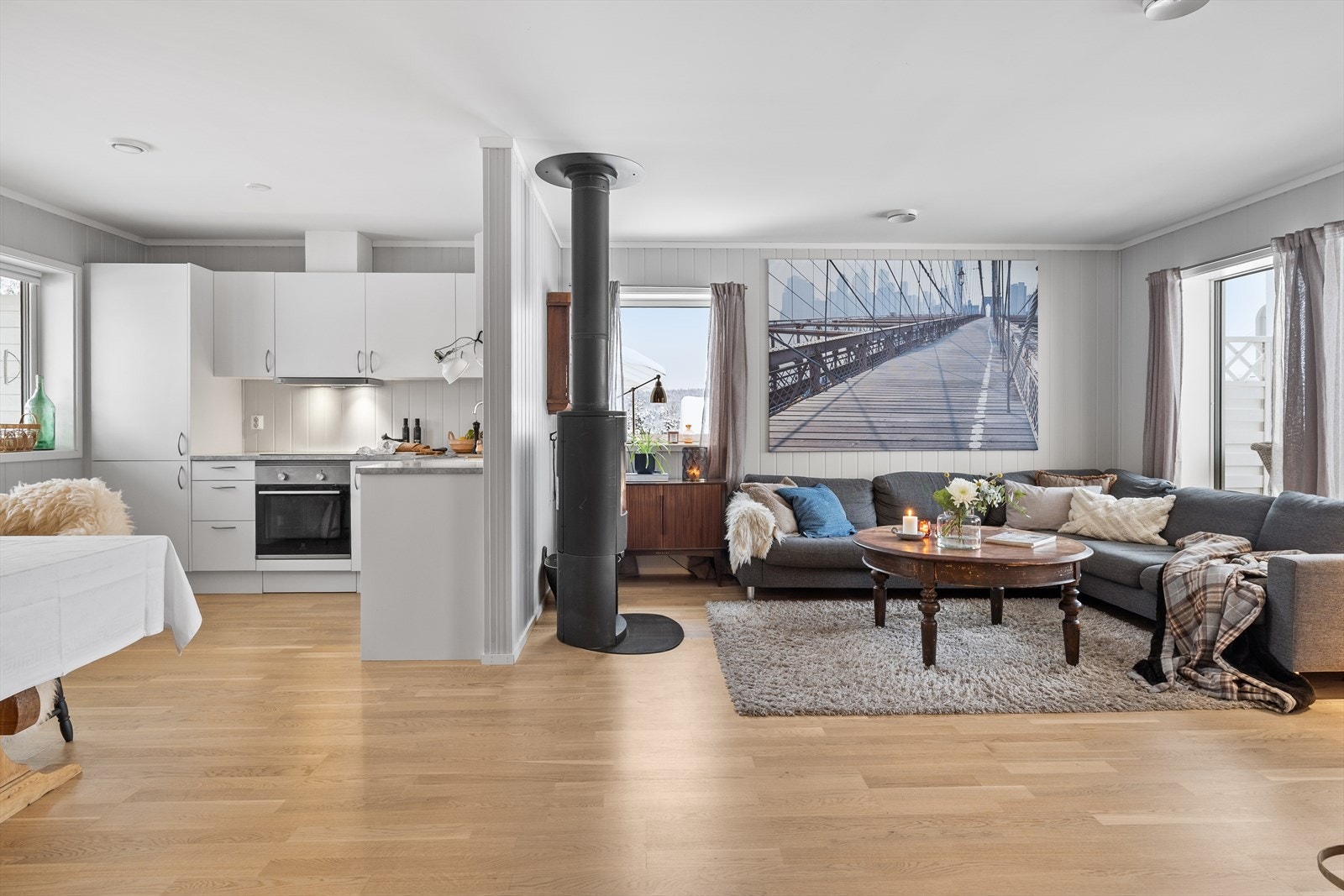 Åpen løsning mellom kjøkken og stue gir en romslig oppholdsplass. Galleribilde